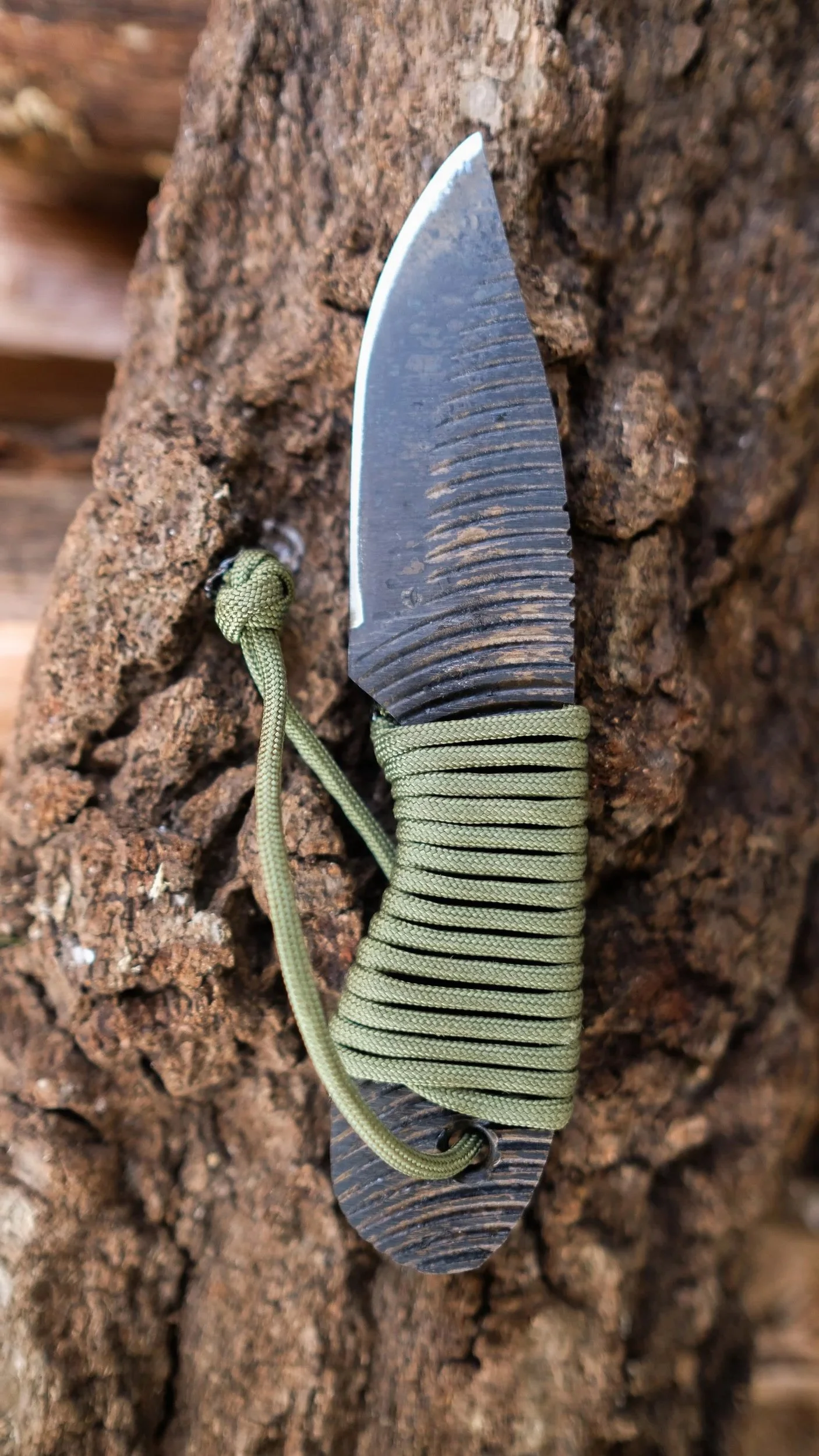 Paracord knife