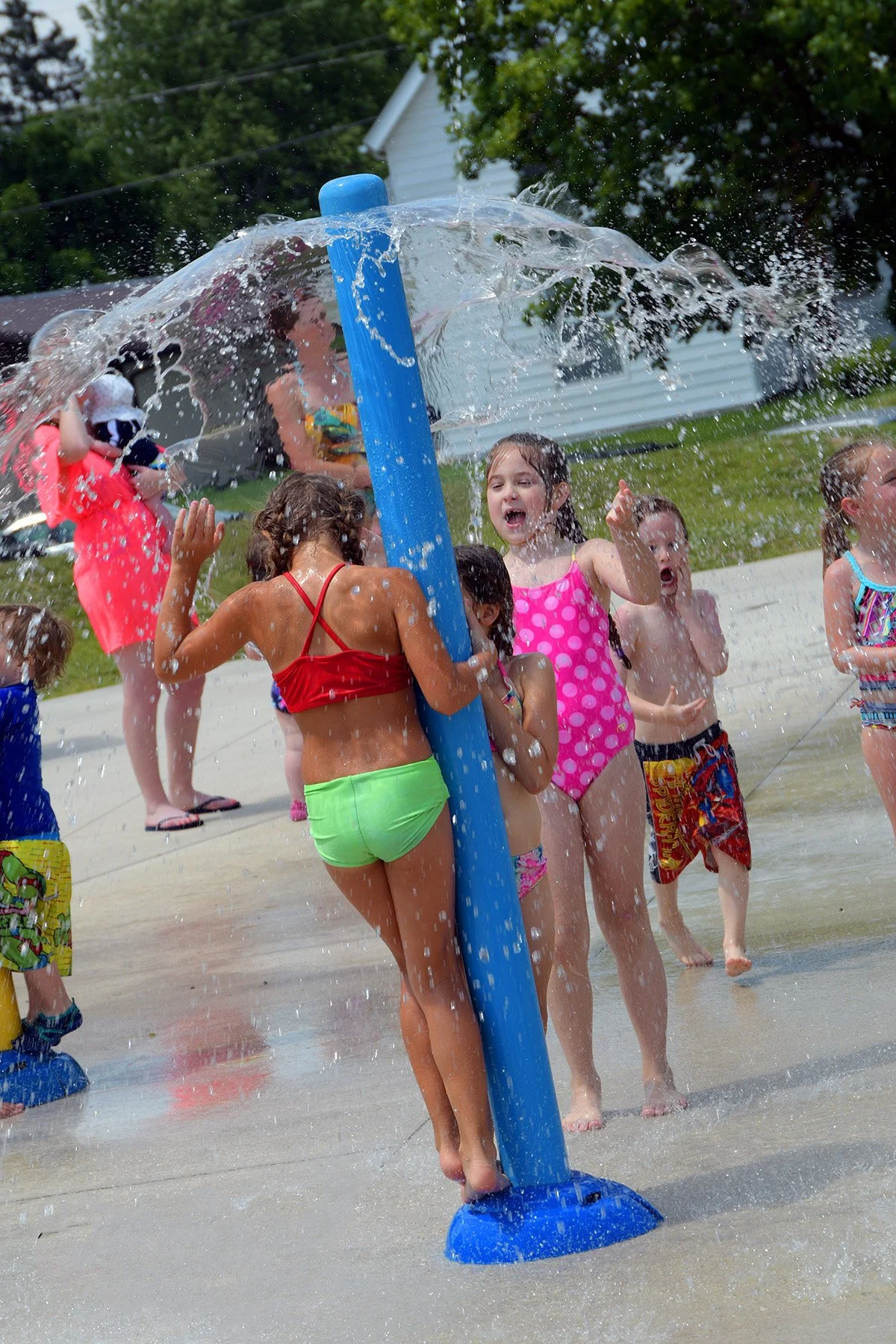 Kids playing on splashpad at muehlahusen aquatic center