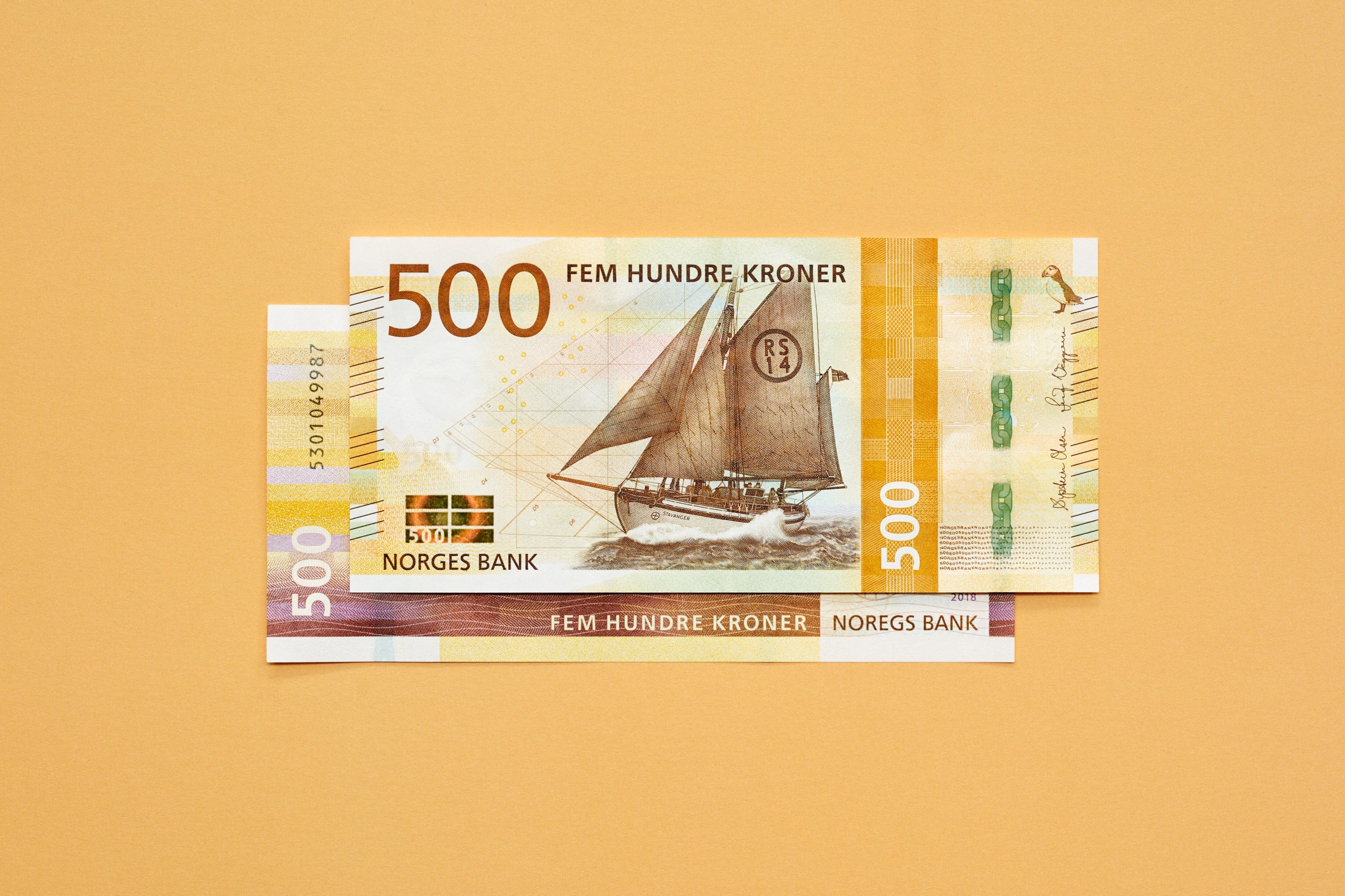 METRIC-BANKNOTES-12419_HR.jpg