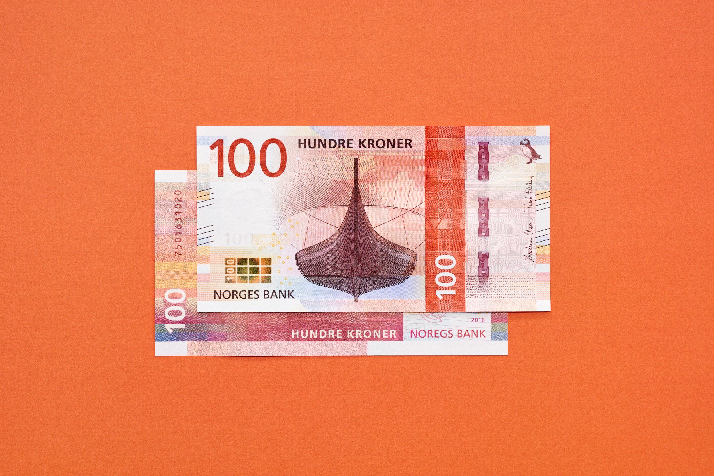 METRIC-BANKNOTES-12405_HR.jpg