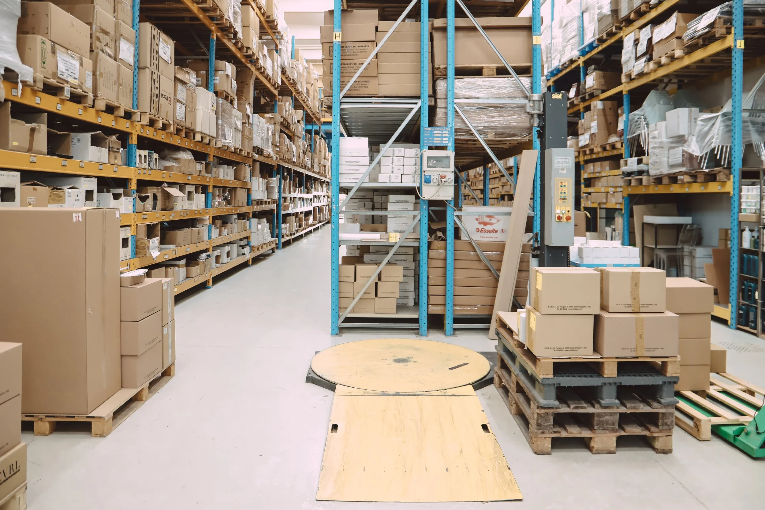 Interno di un magazzino con scaffali pieni di scatole di cartone