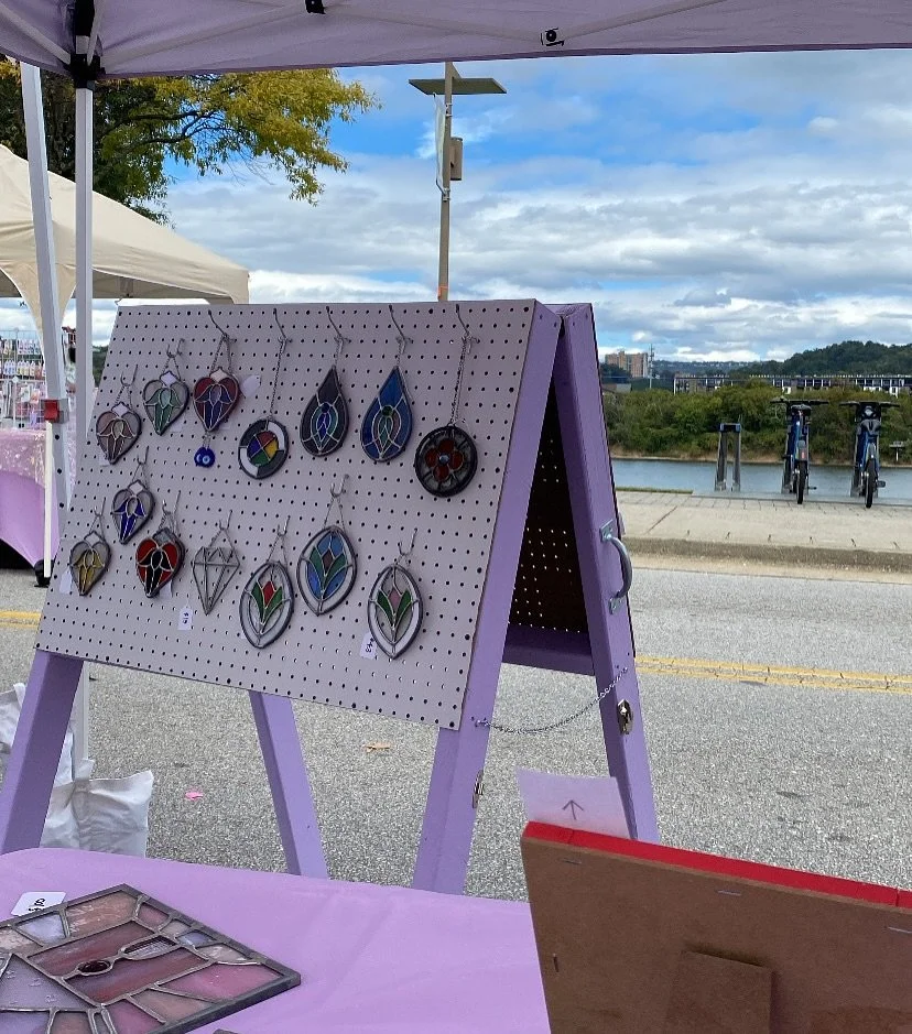 I had such a great time @chattpride festival yesterday, it's always one of my favorite days of the year! 💗 Thanks so much to everyone who stopped by my booth, so many lovely and kind people! 💕
-
-
#pride #pridefestival #stainedglass #handmade #arti