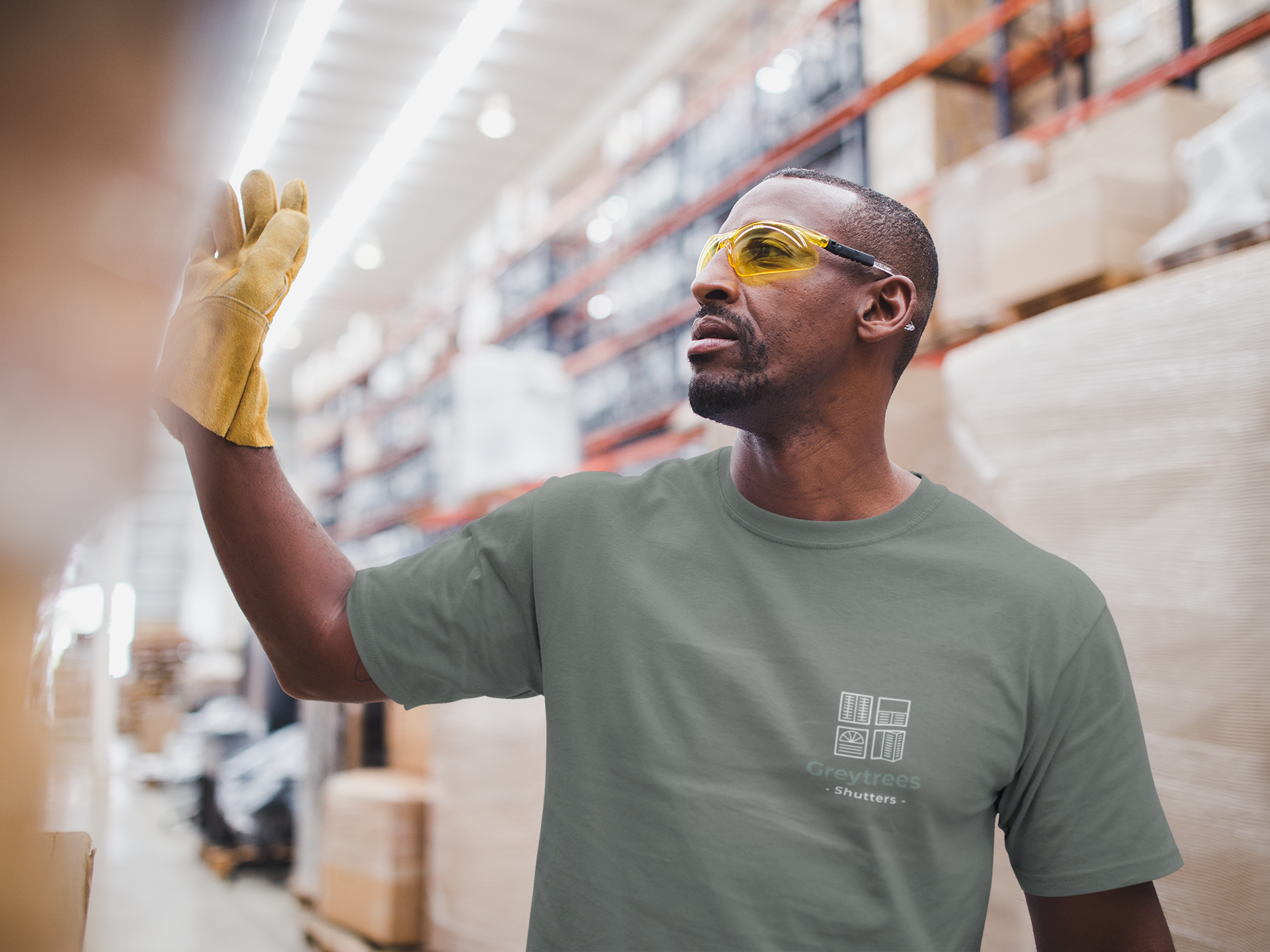 warehouse-worker-wearing-a-t-shirt-mockup-a20387.png