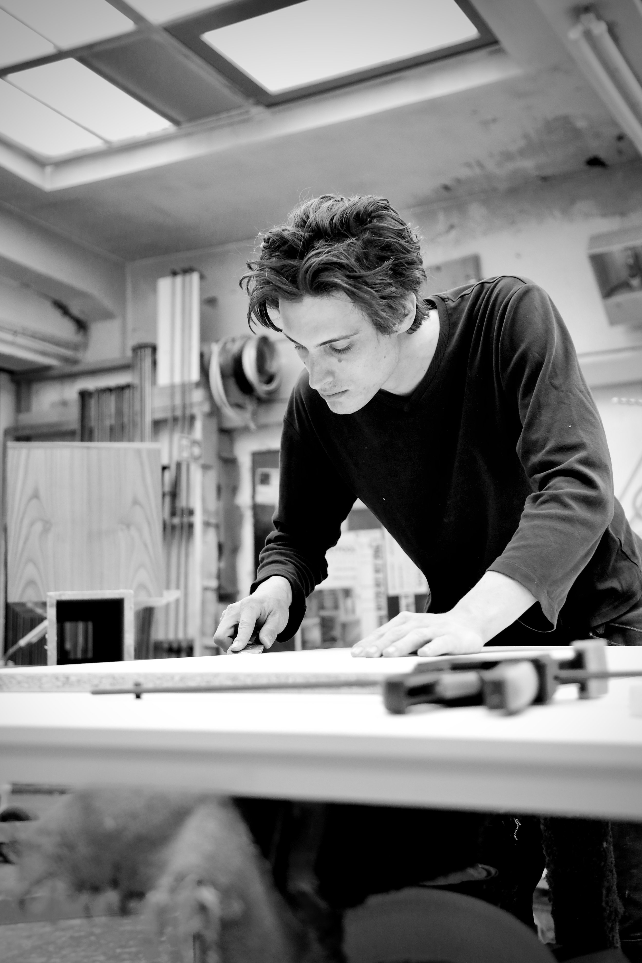 Gründer von Mano DI Mago bei  der Planung eines Projekts.