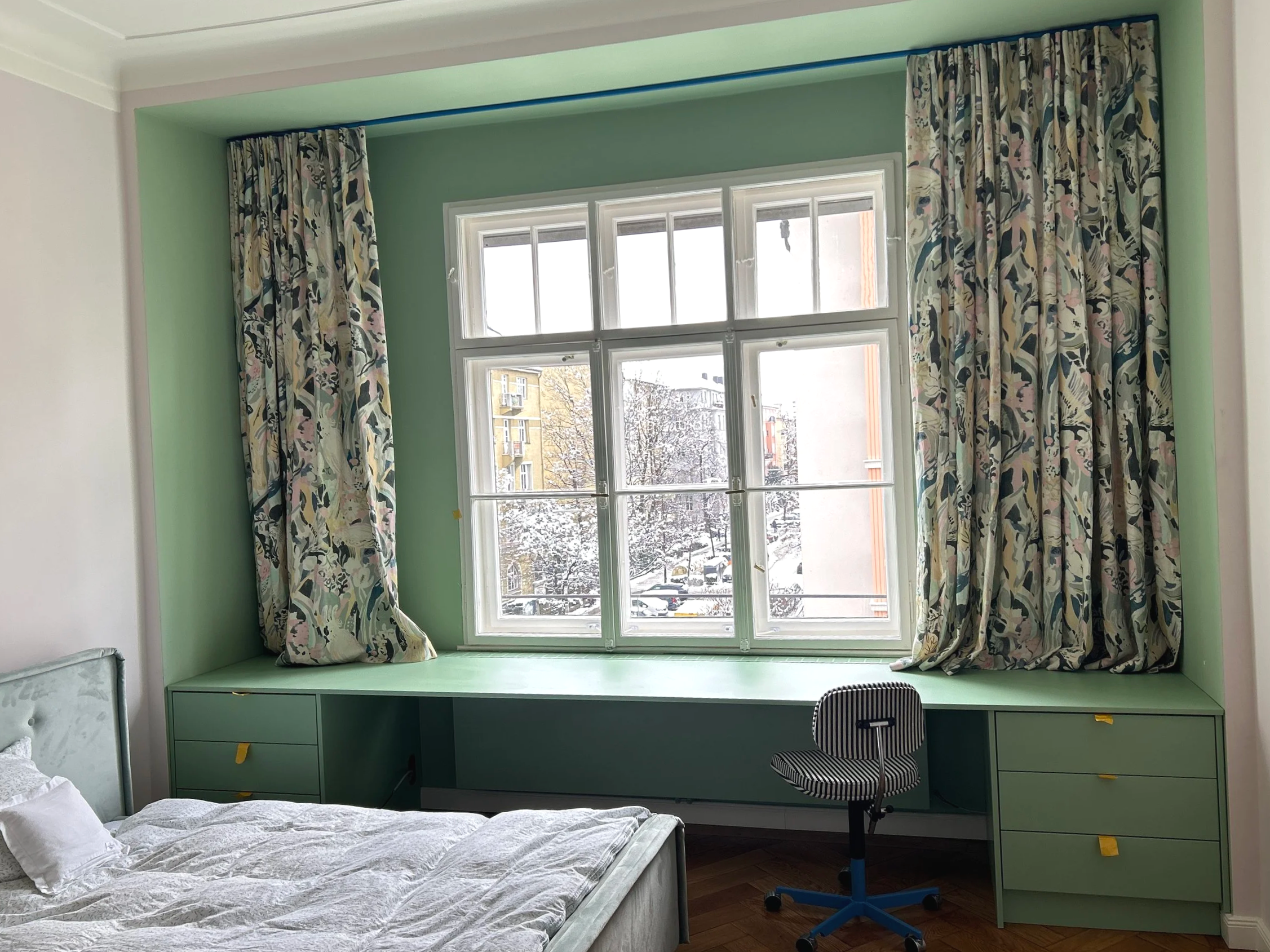 Fensterbreitischer Schreibtisch grün mit Schubelementen