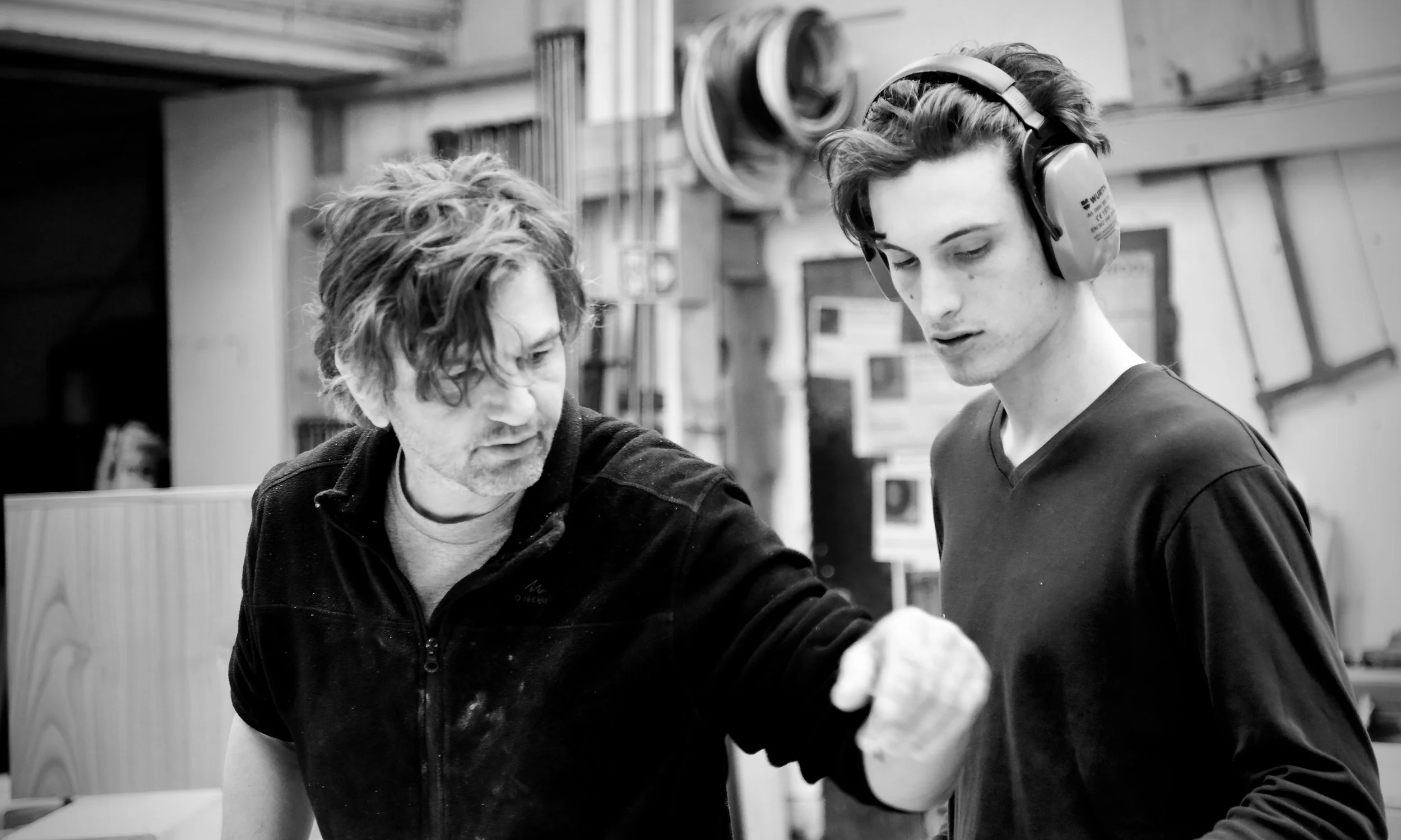 Gründerduo von Mano di Mago bei der Planung eines Möbelprojekts.