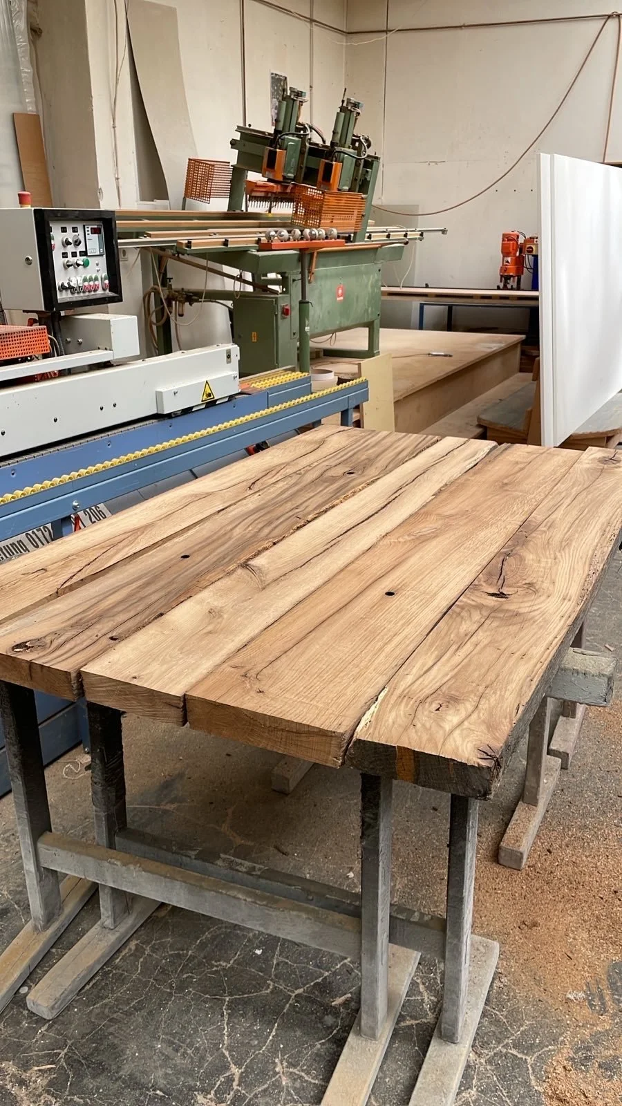 Aus alten Holzbalken wird ein neues Möbel geschreinert.