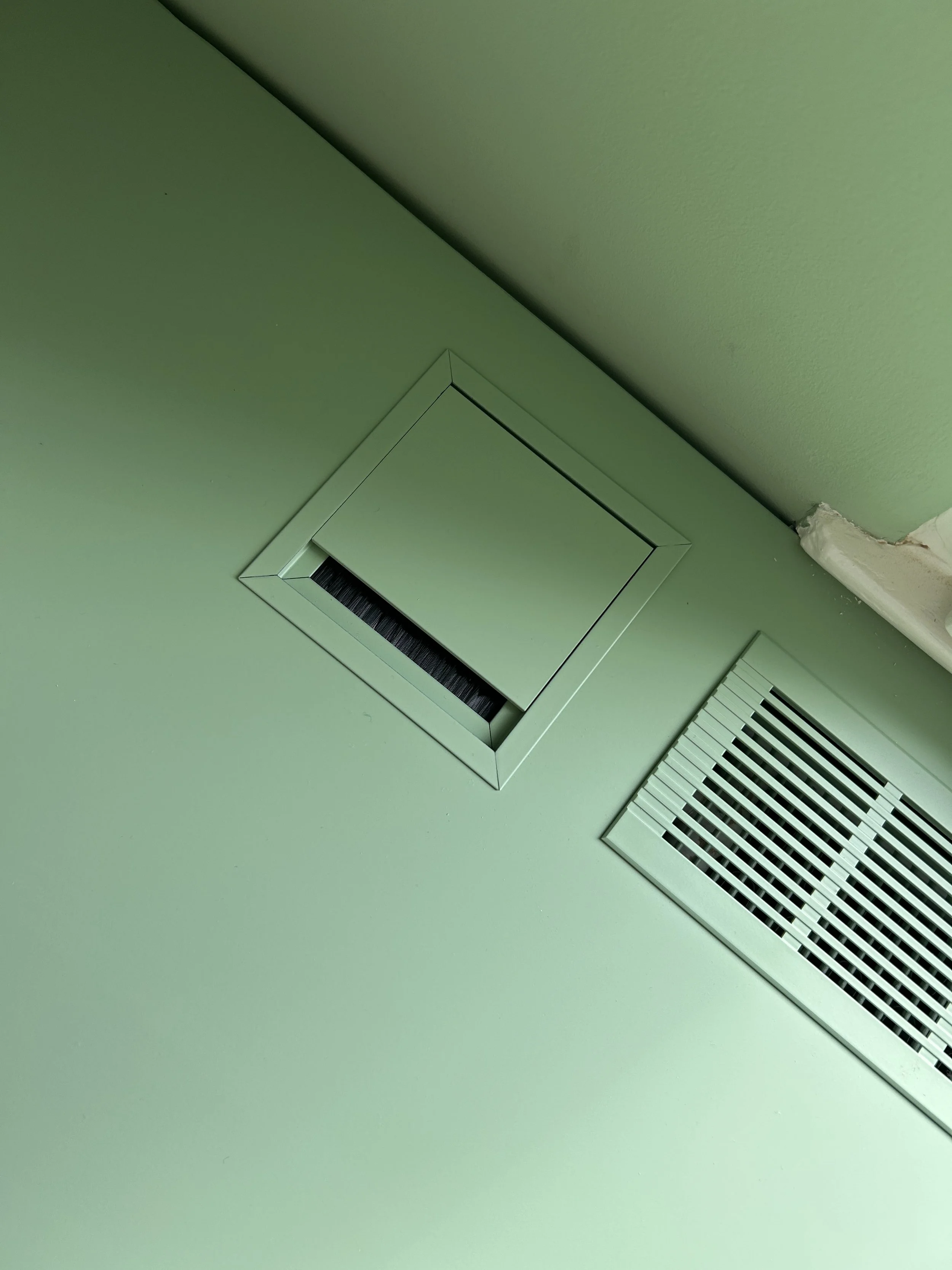 Detailansicht Öffnungen geschreinerter Schreibtisch 