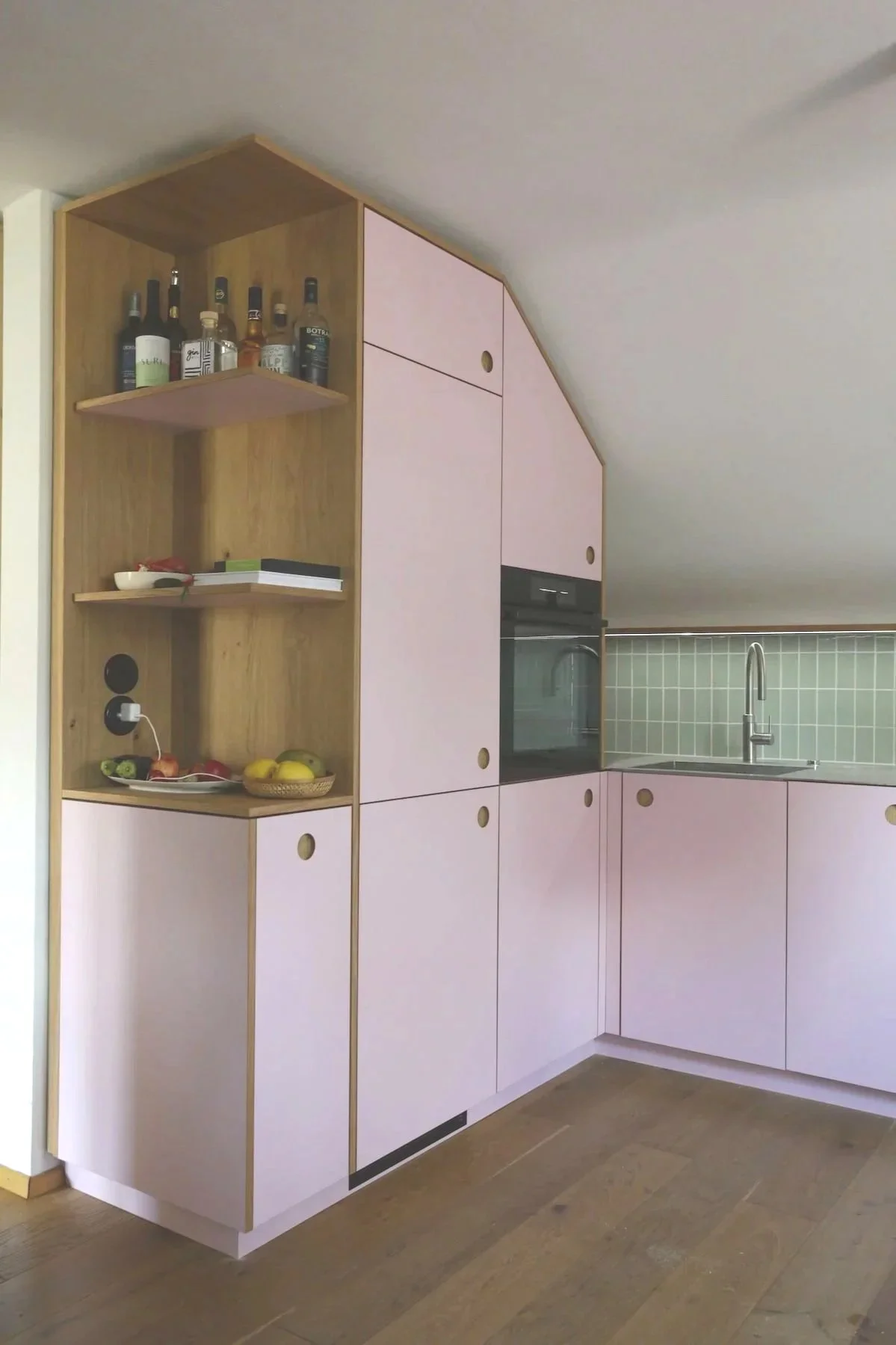 Küchenschankmöbel über Eck mit rosafarbenen Fronten
