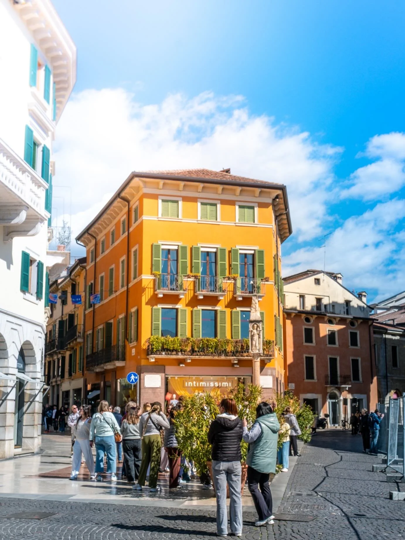 A small taste of Verona, Italy 🇮🇹☀️🌹 A beautiful, tranquil and loving city that offers exactly what Italy is about. Amore e dolce far niente 🥰🥂🚗🩵
.
.
.
.#dolcefarniente #labellavita #journey #explorer #travel