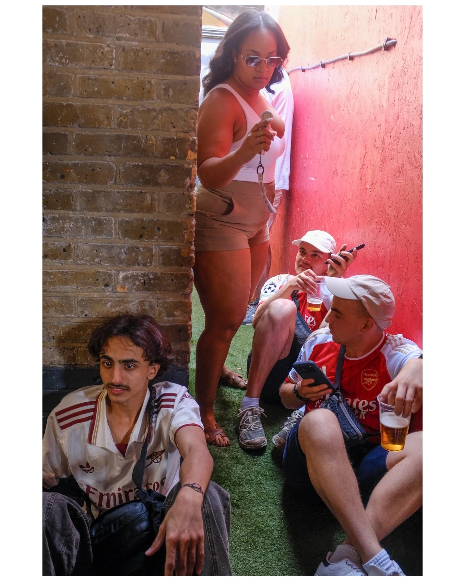 The day before the parade. The problem with everyone taking their shoes off is that we saw de-feet. A short spell of disappoint on Saturday night as Sunday was quite the remedy.
#arsenal #northlondon #footballculture
@thegunnerspubofficial