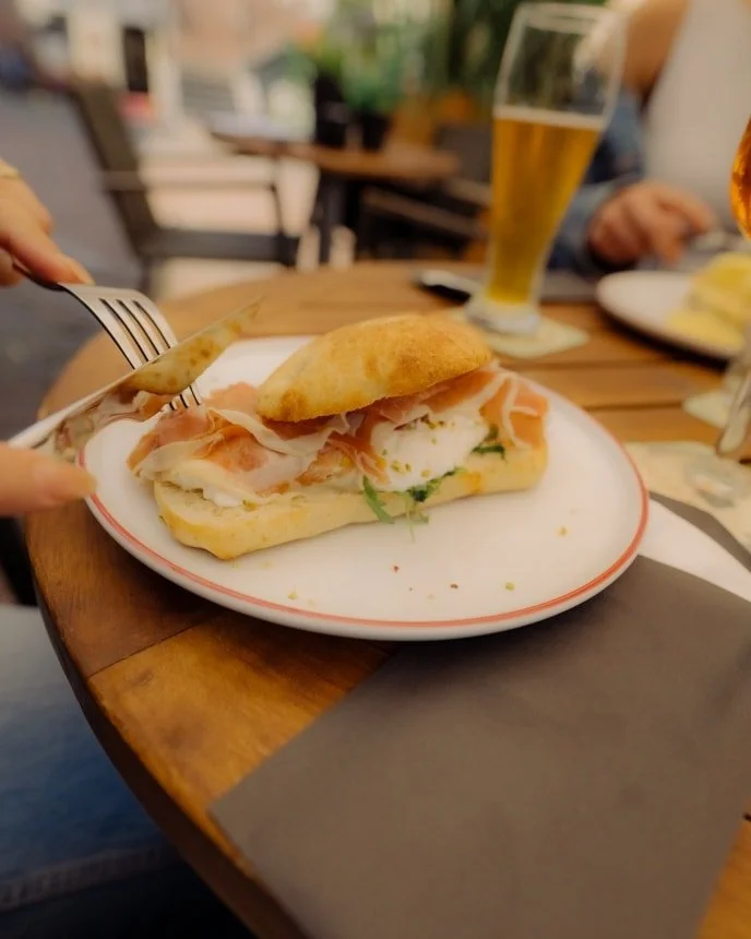 Geniet van onze Italiaanse schiacciatta's met burrata calabrese! Of je nou binnen of buiten zit, hij smaakt altijd heerlijk! 😋🇮🇹