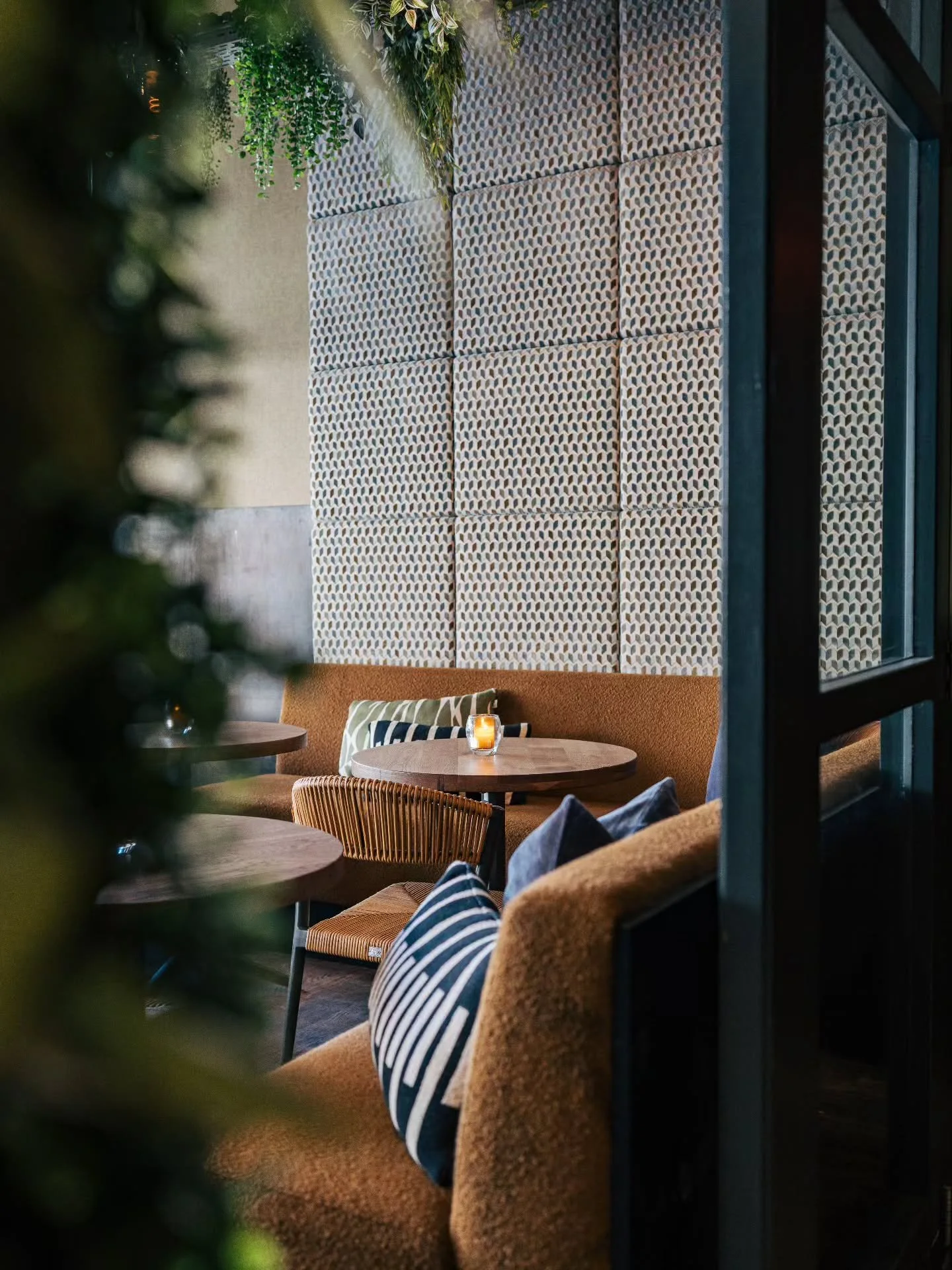 Het is weer volop herfst in Nederland en dat betekent helaas wat minder lekker weer... 🌧️🍂

Wil je nou toch nog genieten van een heerlijke lunch met uitzicht op de Grote Markt? Bij ons in de serre zit je heerlijk droog! 🍴😋