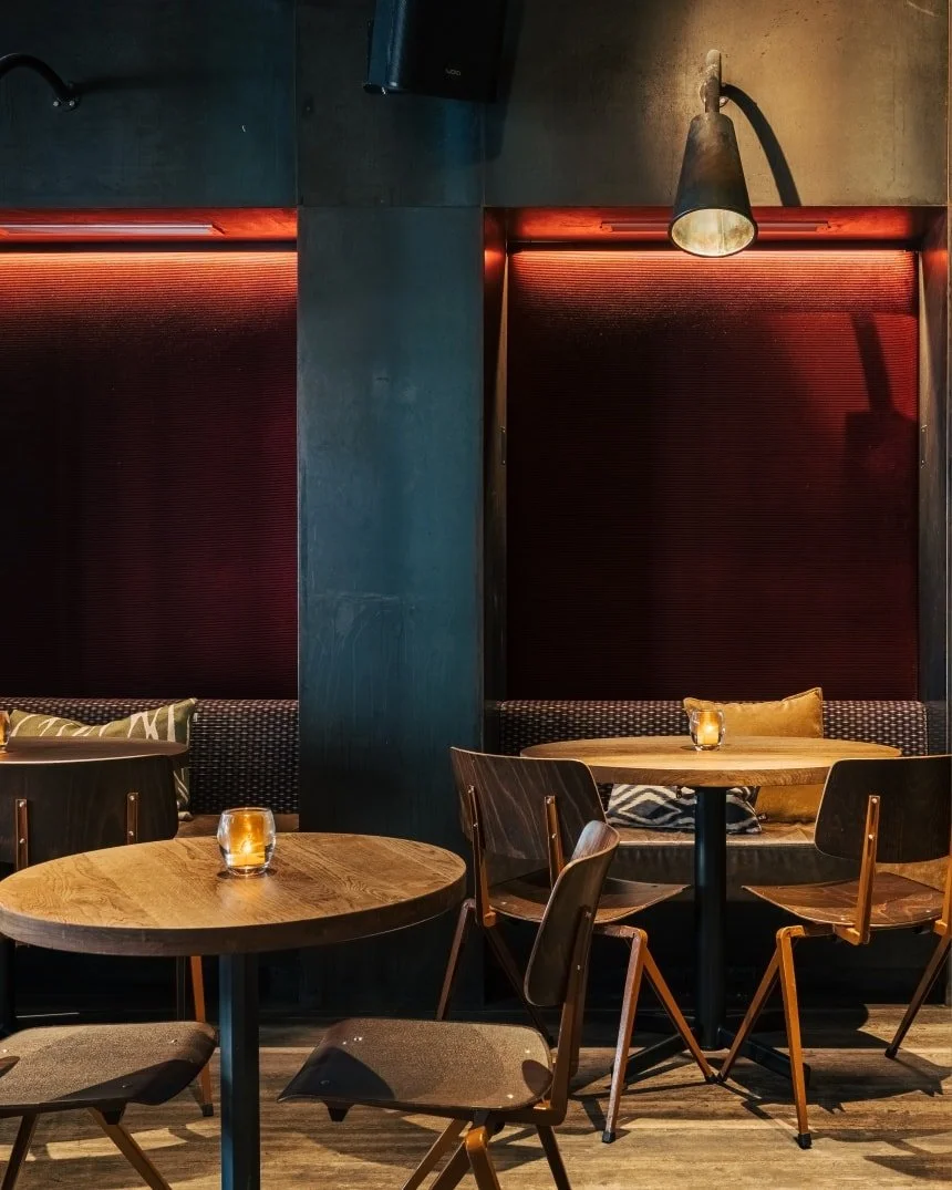 Gezellige hoekjes, warme verlichting en de perfecte sfeer om samen te borrelen of dineren. 🍷✨

Kom langs en ontdek zelf hoe fijn een avond hier kan beginnen. 🍸👀