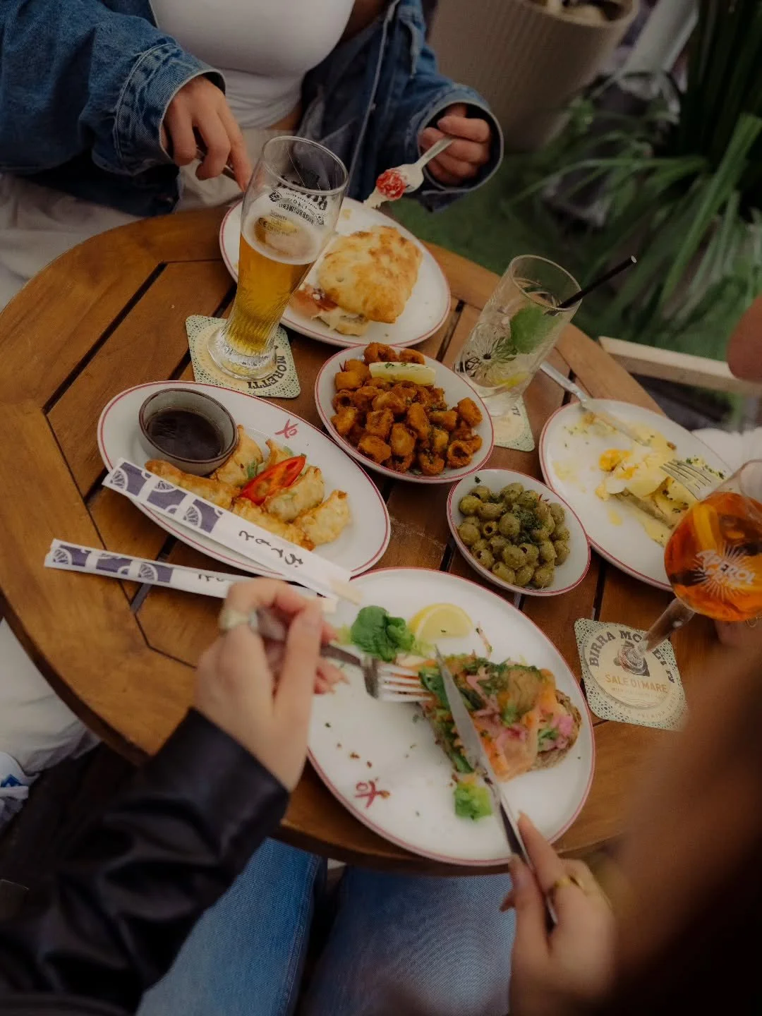 Deze week kwam het zonnetje weer even tevoorschijn... 🌞

Het perfecte moment om lekker bij ons te komen lunchen! 😋