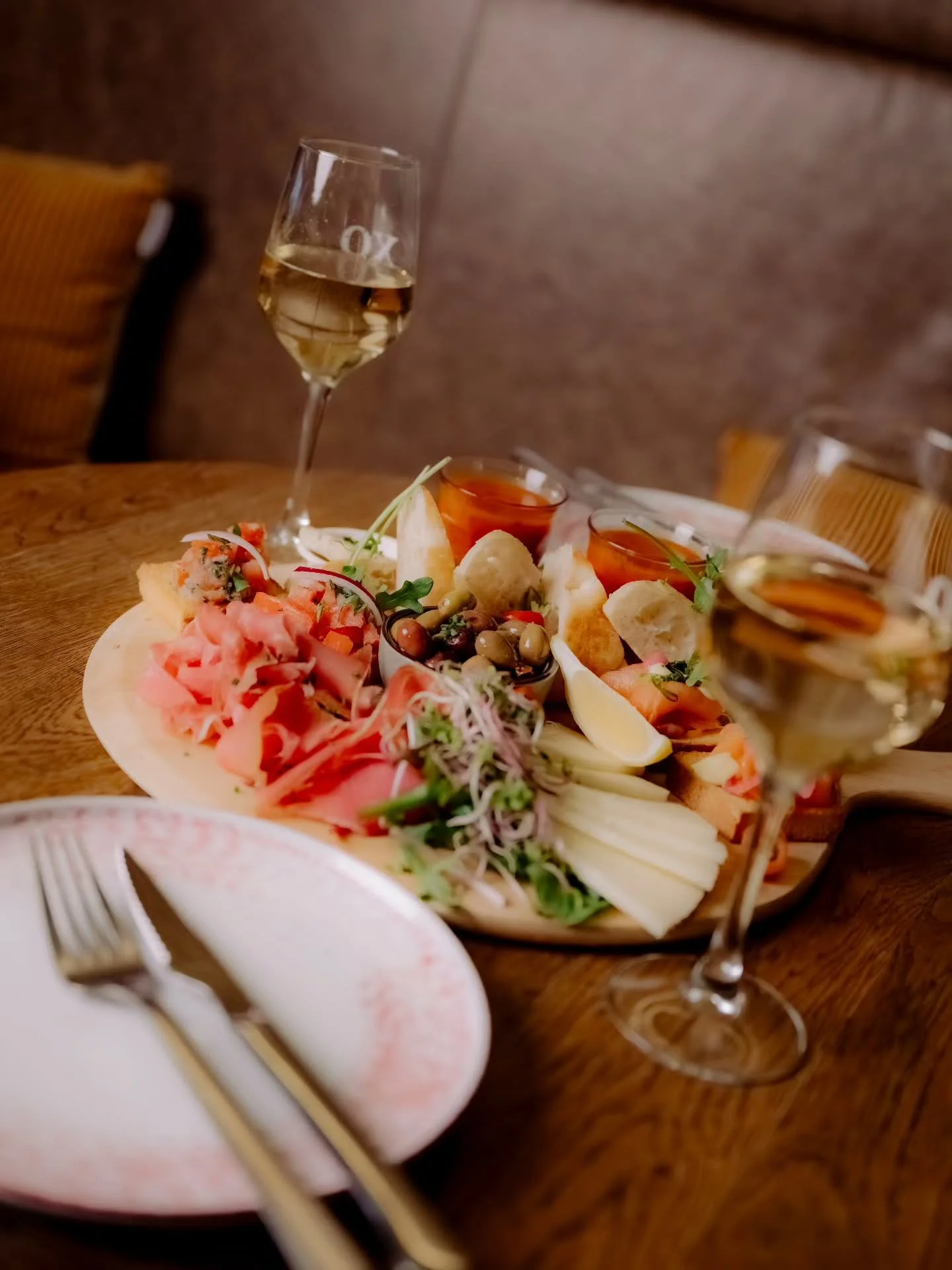 Samen genieten begint met een goed gevulde borrelplank en een glas wijn erbij. 🥂🧀

Perfect om te delen, want samen eten is altijd gezelliger! ✨😋