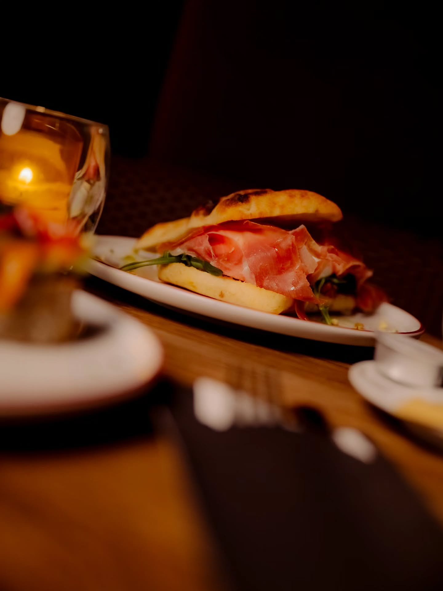 Een heerlijke Italiaanse klassieker: luchtige schiacciata, zachte prosciutto en romige burrata met een heerlijke rode pesto eronder. 😋🔥

Simpel, vers en precies wat je wilt! 🇮🇹✨