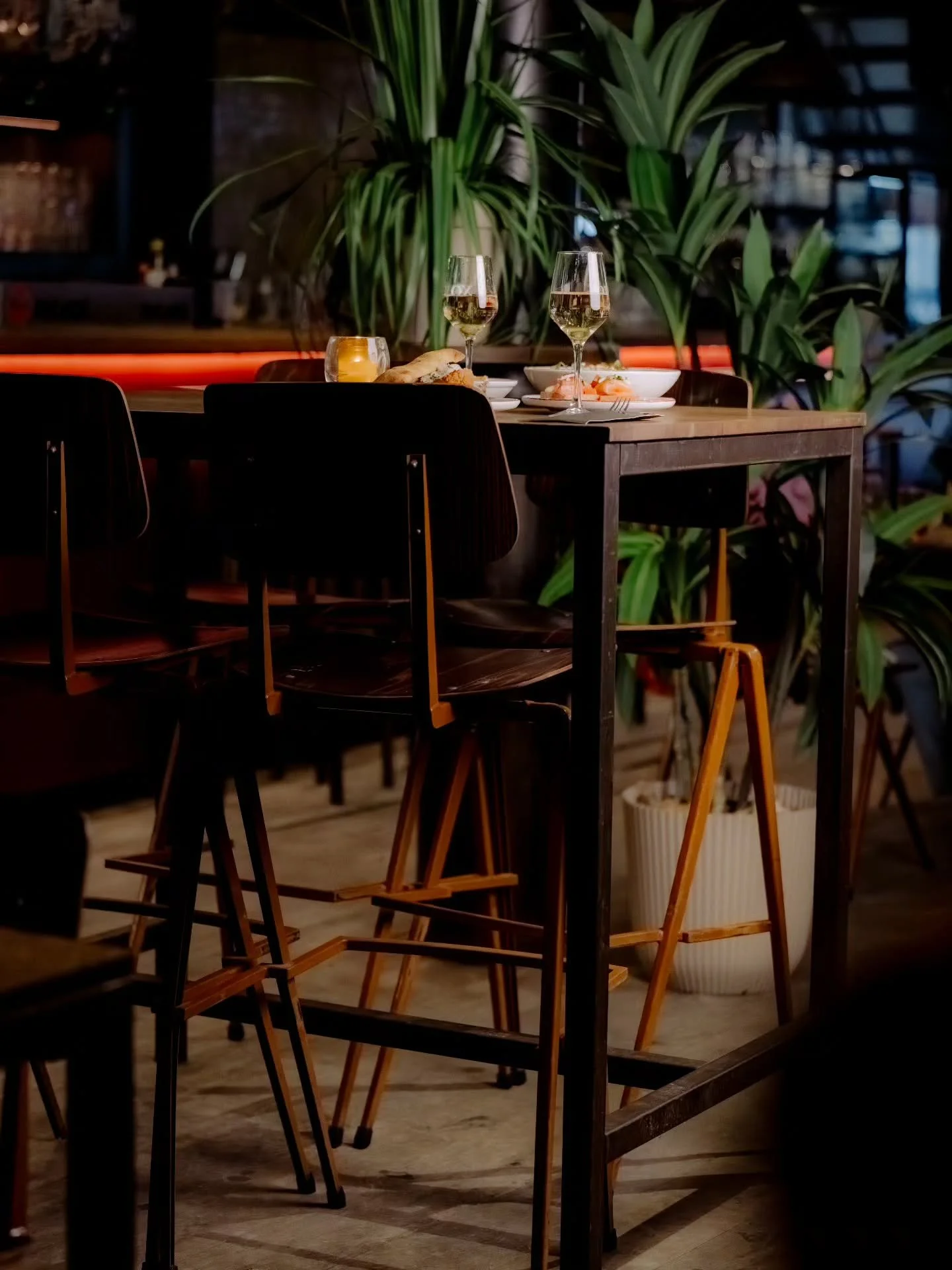 Sfeervol tafelen met een goed glas wijn en iets lekkers erbij &mdash; precies zoals een ontspannen avond hoort te zijn. 🌿🍷

Kom langs en geniet van de warme sfeer. ✨🔥