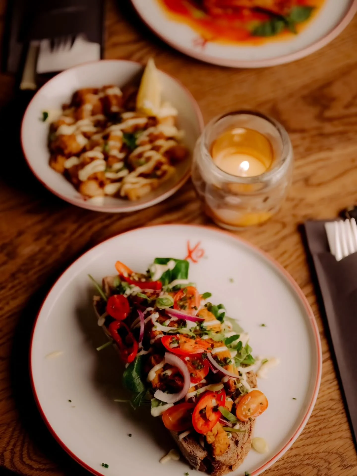 Kleurrijk, vers en vol smaak, precies zoals een goede lunch hoort te zijn. 🥪✨ 

Kom langs en geniet van onze favoriete lunchgerechten in een gezellige setting!