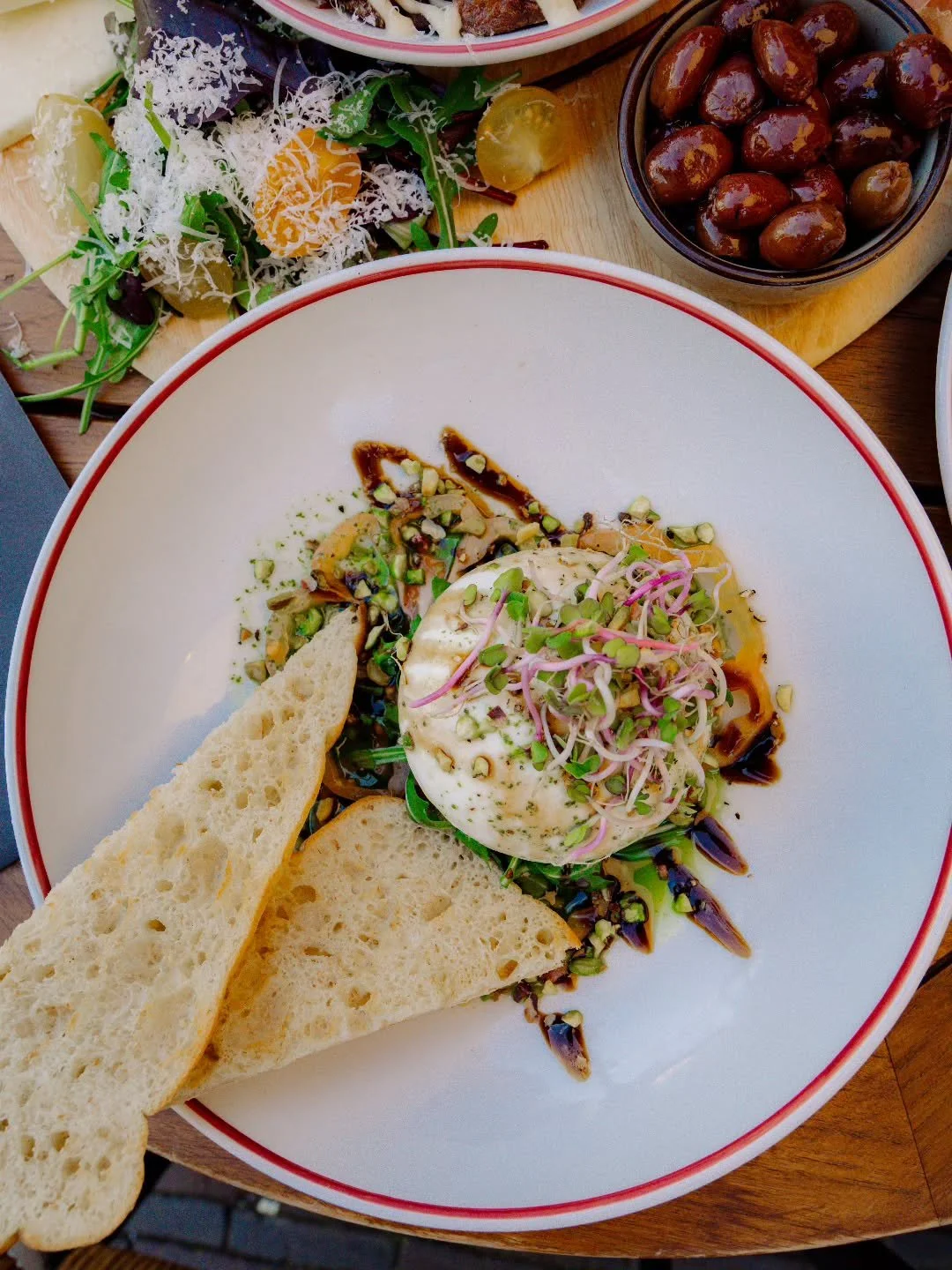 Romige burrata met tomaat, basilicum en een goede olijfolie: simpel en puur zoals het hoort. 🥗✨

Liever met een extra touch? Voeg prosciutto toe voor n&eacute;t dat beetje extra. 🔥🍖

Kom genieten van dit heerlijke gerecht met een goed glas wijn er