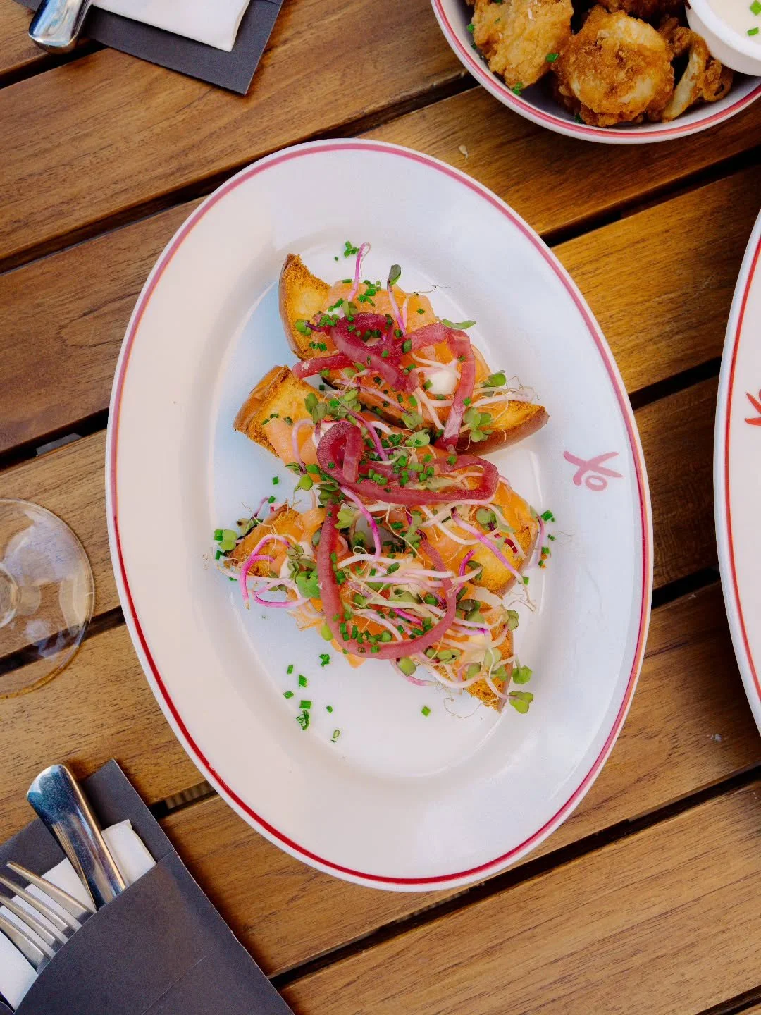 Zalm op toast met zoetzuur van rode ui en frisse citroenmayonaise 🍋

Licht, smaakvol en precies wat je wilt bij de lunch of borrel. ✨

Kom &lsquo;m snel proeven! 😋