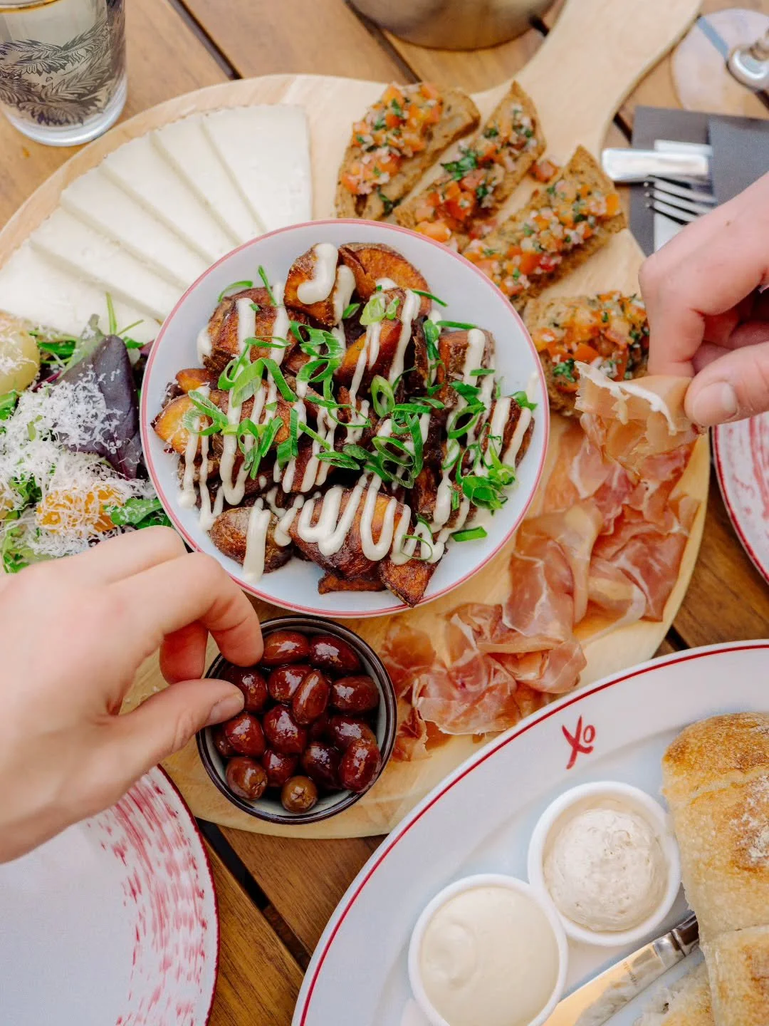 Goed gezelschap begint met een goed gevulde borrelplank 🍷✨

Van bruschetta en prosciutto tot kazen, olijven en warme bites &mdash; perfect om samen van te genieten.