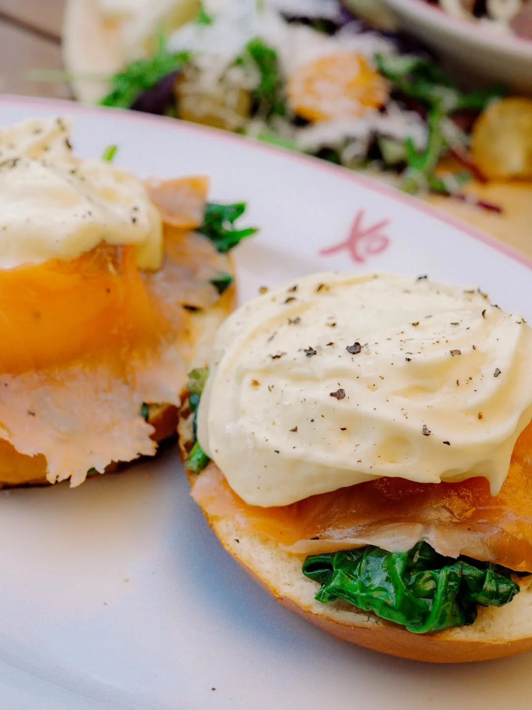 Onze Eggs Benedict met gerookte zalm: een zachte brioche bun, perfect gepocheerde eieren en romige hollandaisesaus. 🍳✨

De perfecte keuze voor een uitgebreide lunch of een ontspannen middag genieten. 🥂