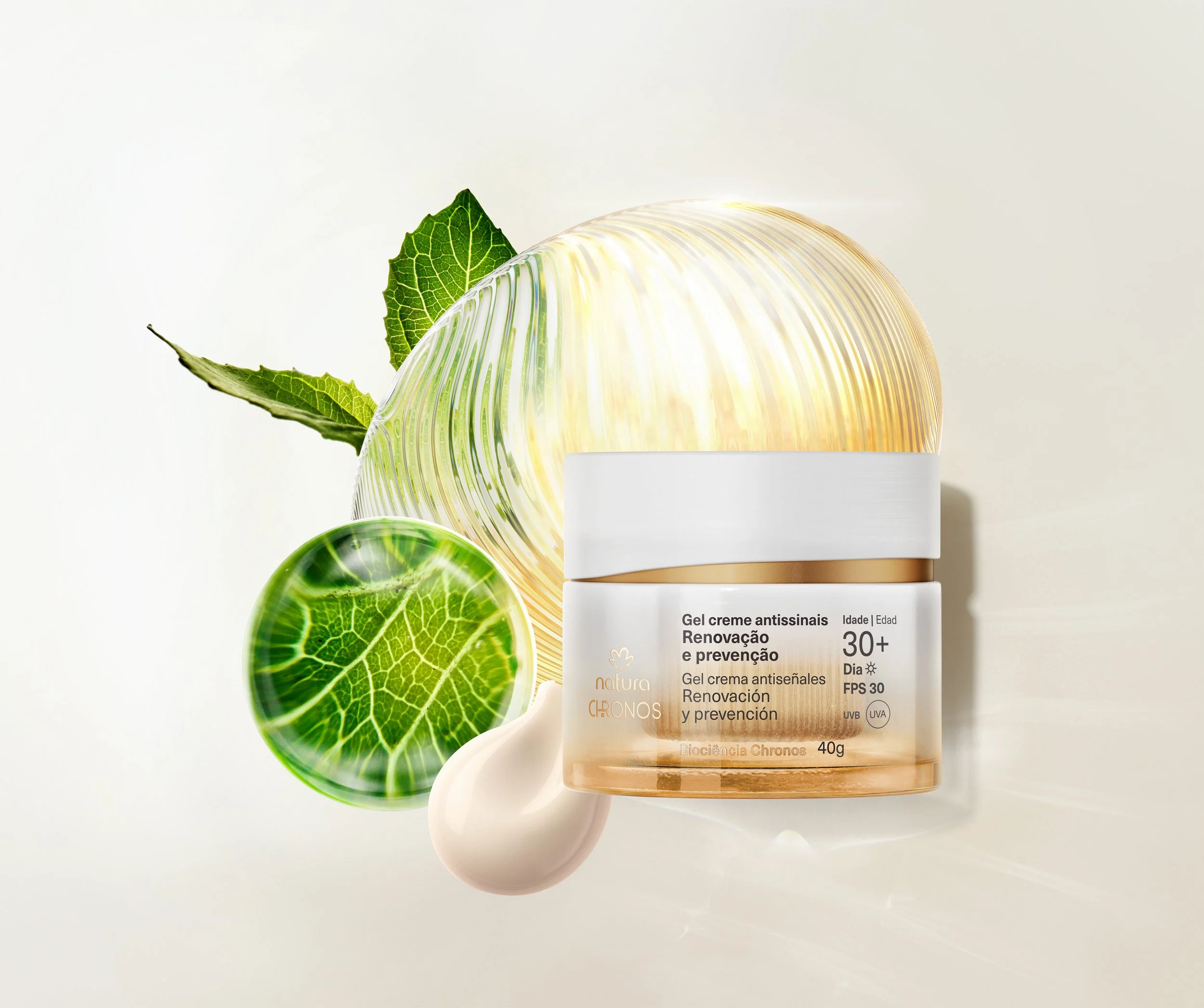 Frasco de creme antissinais com etiqueta que indica proteção solar FPS 30, com folhas verdes  ao fundo.