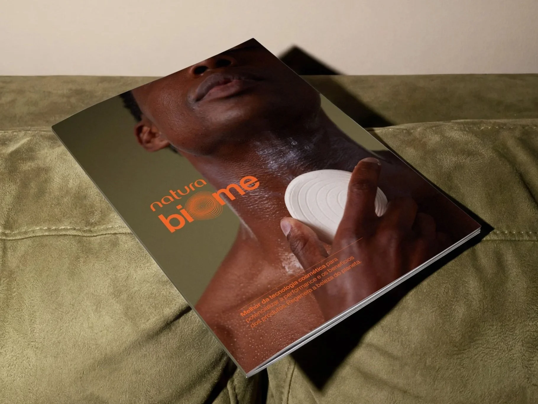 Magazine cover featuring a person rubbing soap on their neck. Text in Portuguese on the cover promotes cosmetic technology to enhance performance and beauty.
