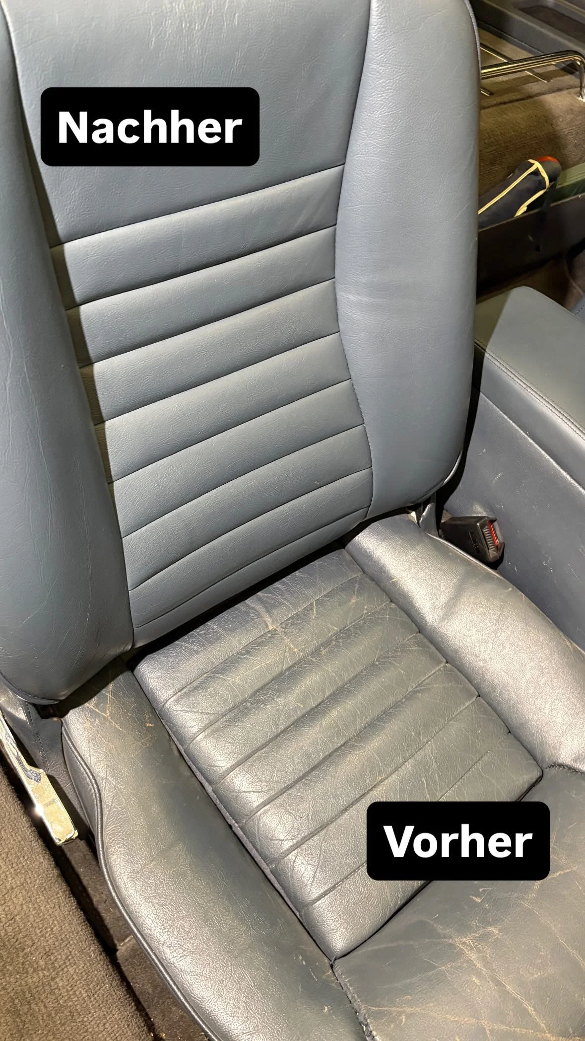 Ersatzsitze in einem alten Auto, vorher und nachher verglichen, der obere Sitz ist neu und unbenutzt, der untere ist alt und abgenutzt.