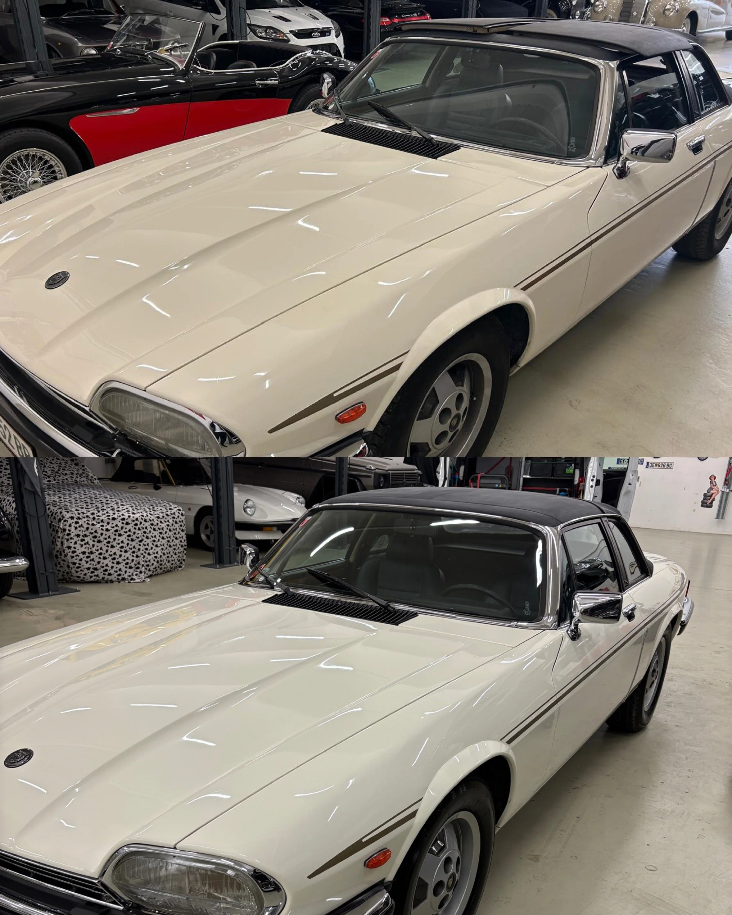 Der Blick auf verschiedene klassische Fahrzeuge in einem car storage oder Showroom, inklusive eines cremefarbenen Oldtimers im Vordergrund, eines schwarzen Coupés im Hintergrund und einem weiteren weißen Auto. Im Raum sind auch einige moderne Fahrzeu