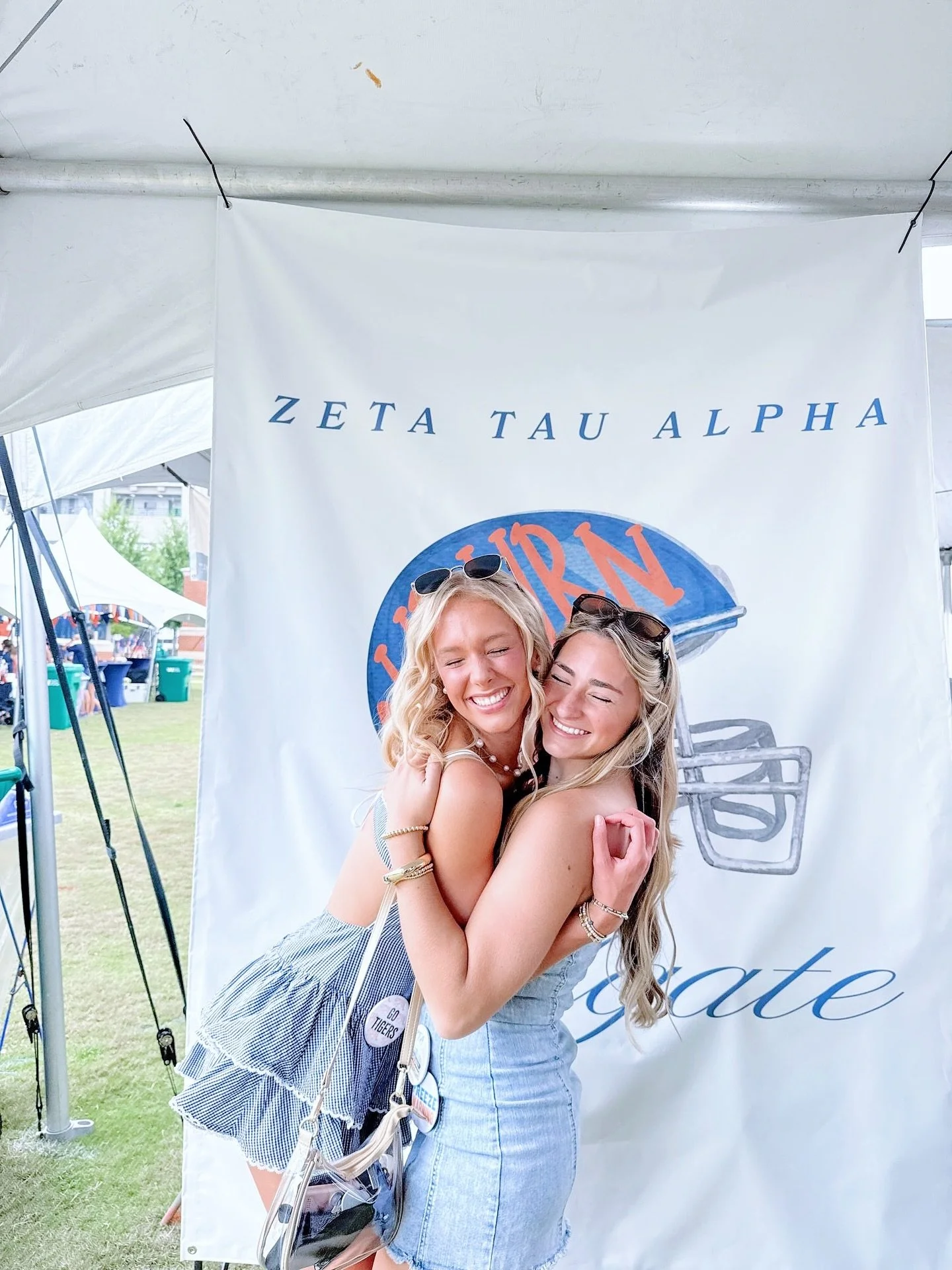Happy first game day in Jordan-Hare! We sure do love cheering on the tigers with our best friends !!🧡🏈💙🌳🤍

#AuburnZeta #GammaRhoLovesYou #WarEagle