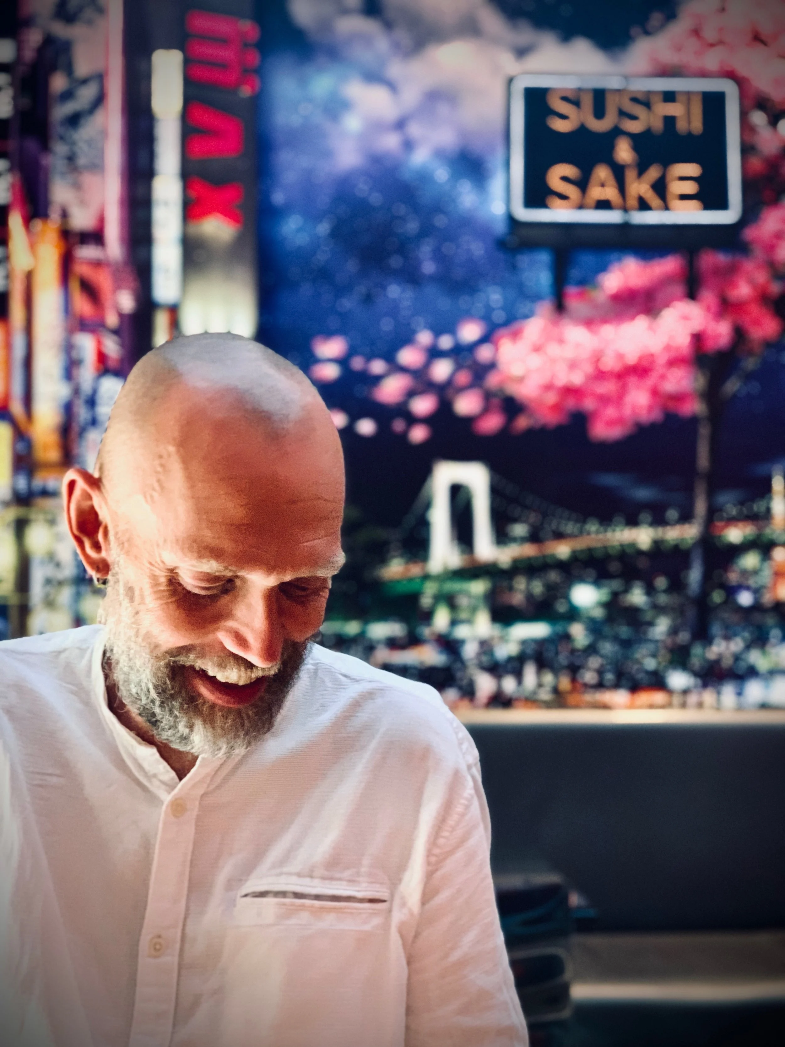 Regissör amatörer och professionella sammanhang, textcoachning, scenskolesökning. Från text till färdig föreställning, teaterimprovisation