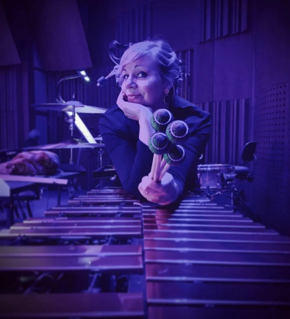 Angelina Virta Mangs  spelar marimba och slagverk i en konsert vid Göteborgs symfoniker