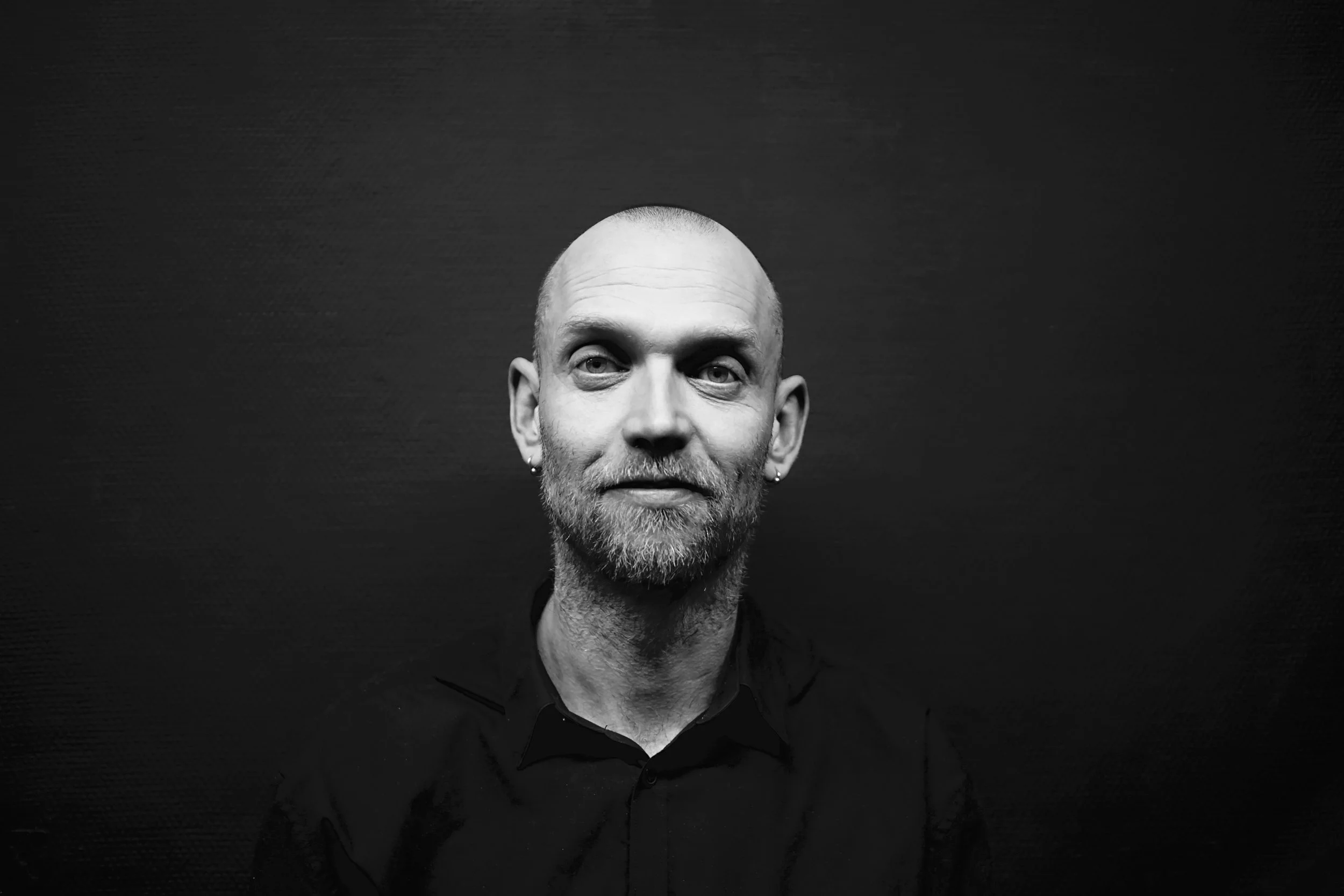 Porträtt av Henrik Virta Mangs regissör, musiker, crooner, jazzkonserter, mingel, teaterlärare, dramatiker, dramaturgi och kreativ medskapare i  sångensemblen Amanda