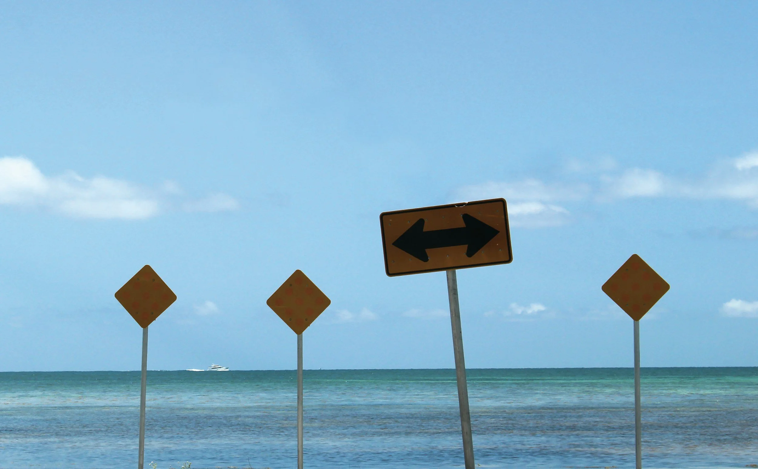 Wegweiser mit meer im hintergrund