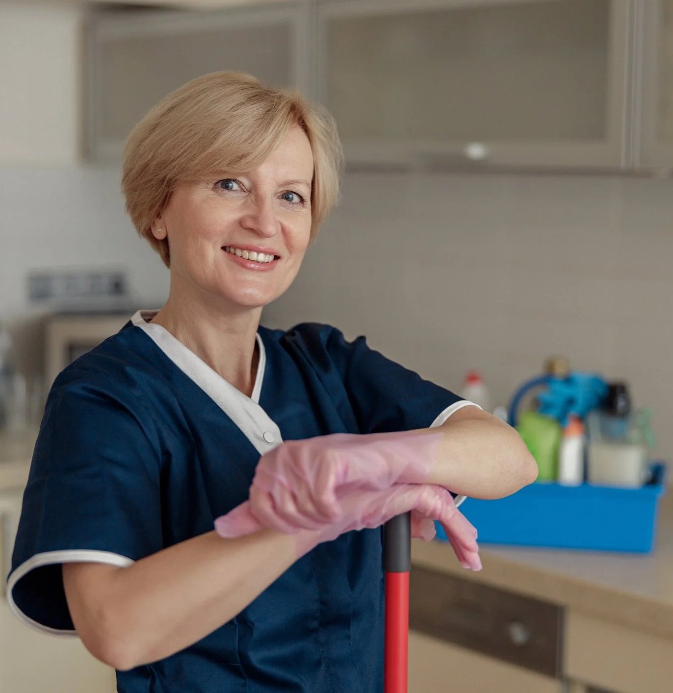 Freundlich aussehende Reinigungskraft