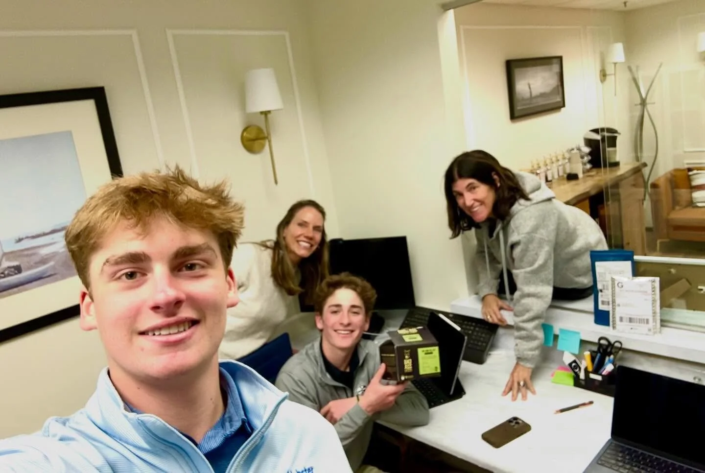 Just another normal day at Envital 😂👏

Mentoring our amazing high school seniors on their SCORE project&hellip; while one of our most dedicated patients finds a very creative way to check in (through the window, obviously 😅)

We love what we do&md