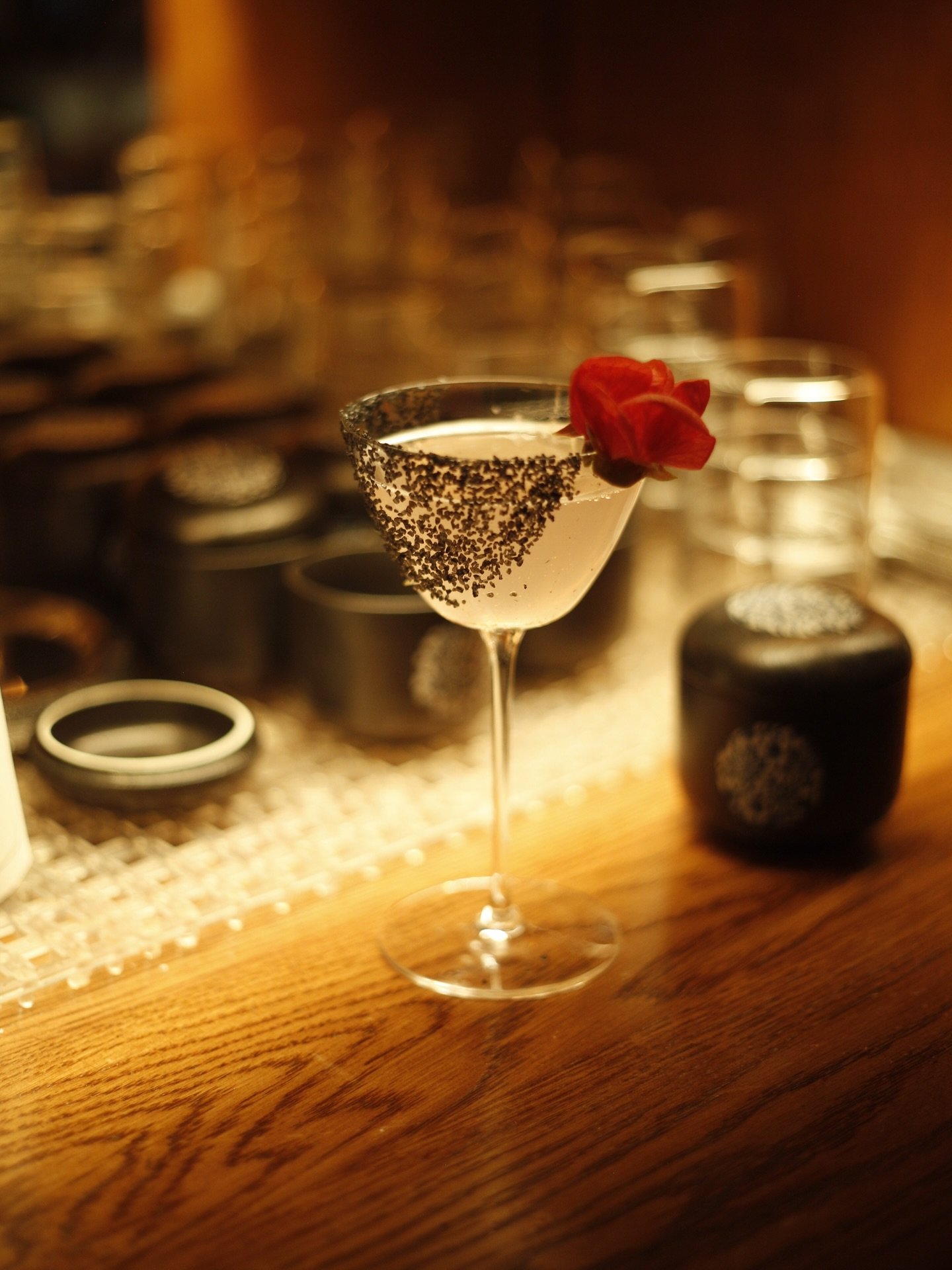 A VERY GOOD NIGHT TO BE AT THE BAR 🦪

Last night, we slipped into a @maisonpremiere state of mind. Oysters were shucked. Cocktails were stirred. A room full of friends, new and old.