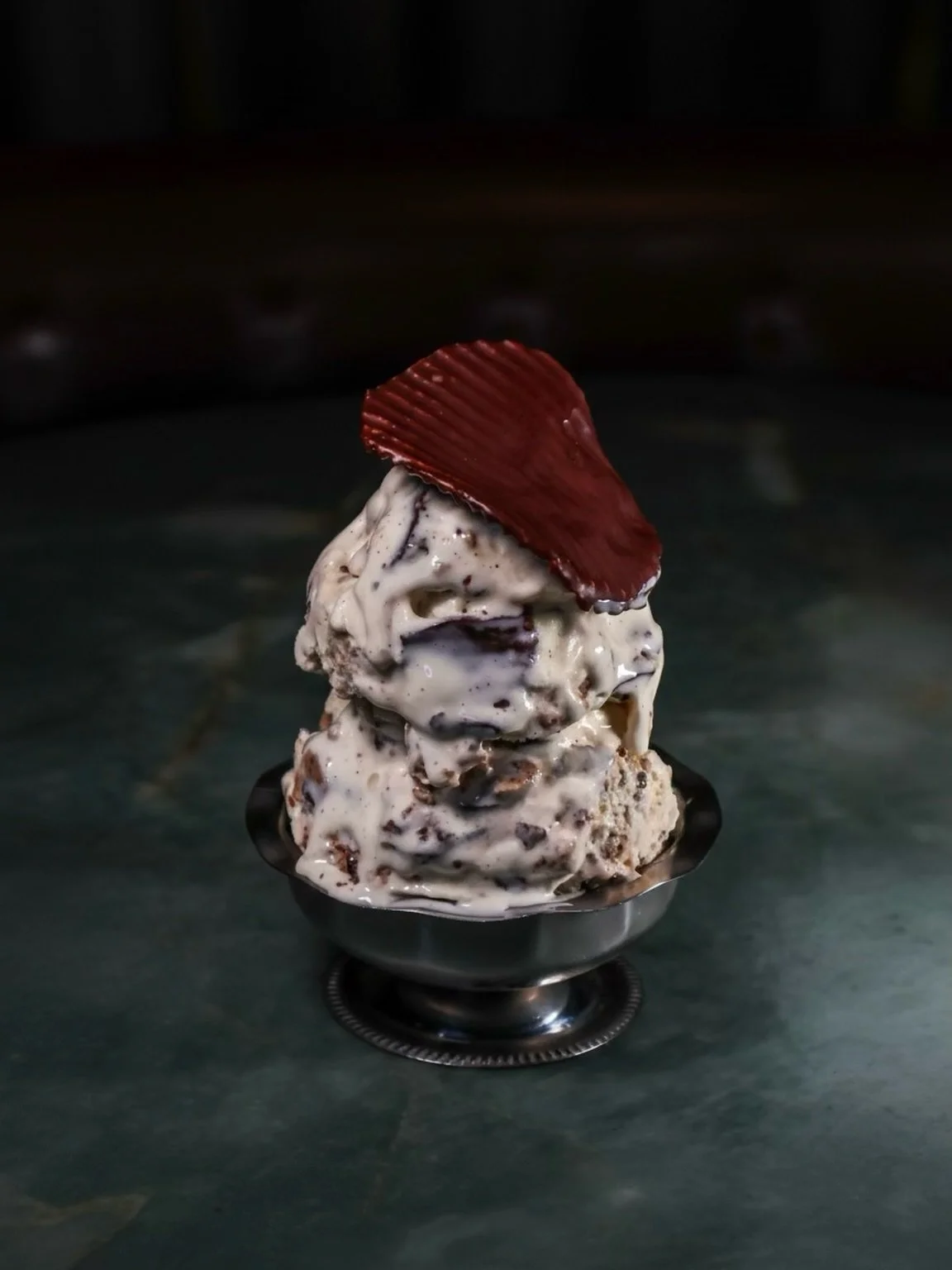 HEAT WAVE WARNING 🍦

BEN &amp; JARED&rsquo;S NAUGHTY NIGHTCAP &bull; Vanilla Ice Cream loaded with The Benjamin&rsquo;s Brown Butter Chocolate Chip Cookie Dough &amp; Chocolate-Covered Potato Chips

📷: @ariel.breezy