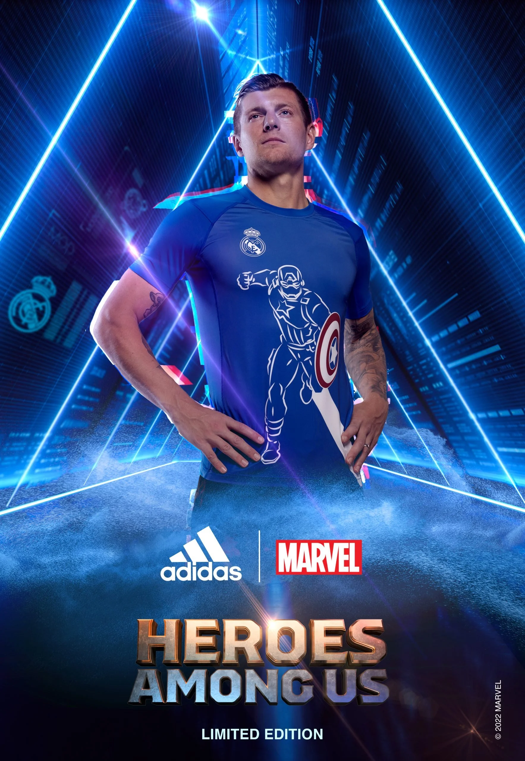 Una persona con camiseta de Avengers con símbolos de Marvel, patrocinada por Adidas y Marvel, en un fondo futurista con luces azules y la leyenda 'Héroes entre nosotros'.