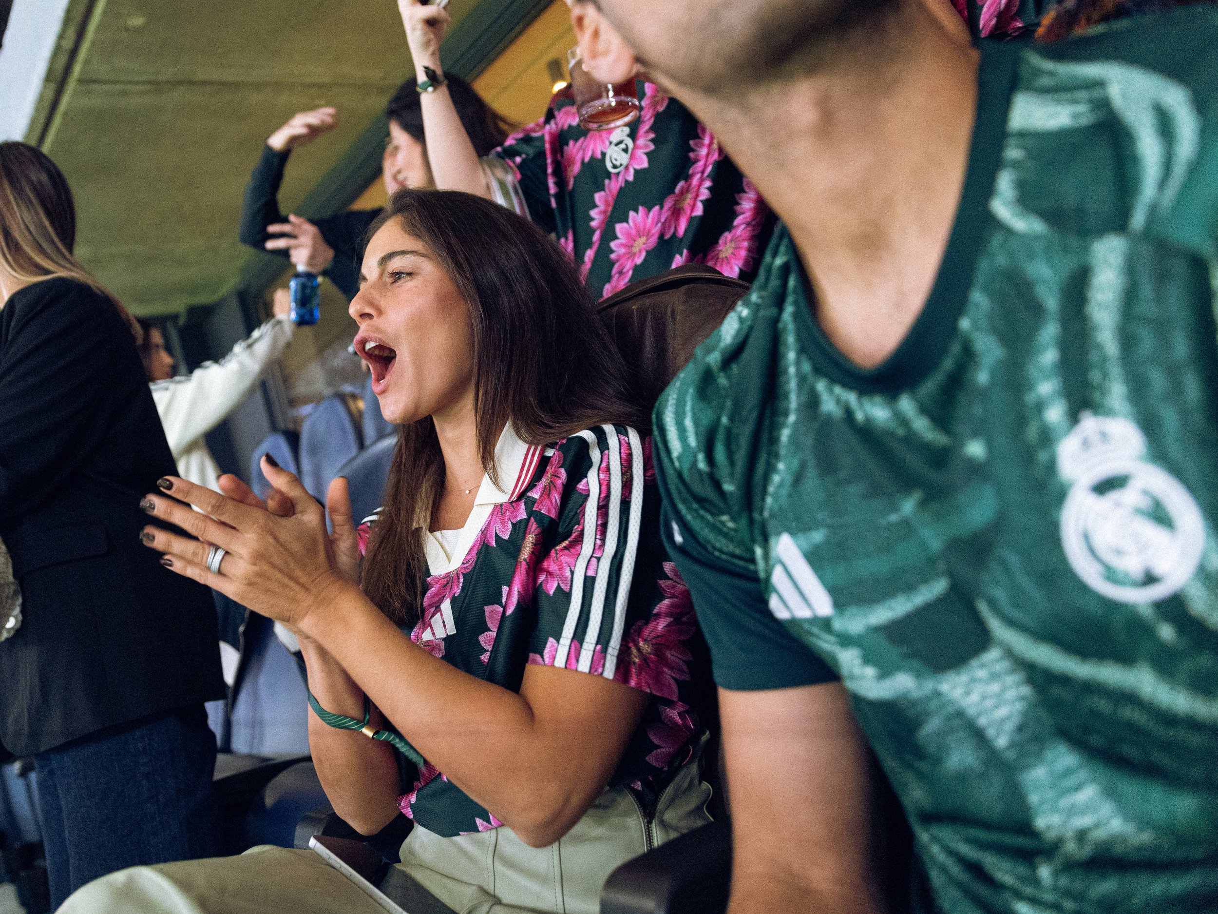 Invitados con camisetas de la colaboración FARM Rio y Real Madrid en el palco
