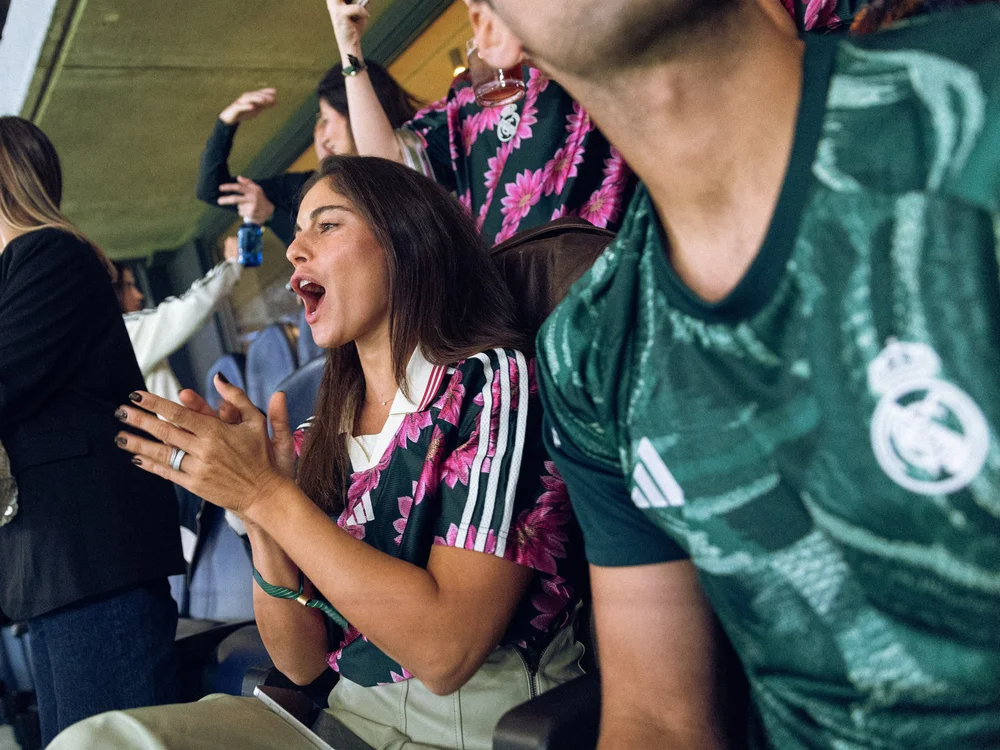 Invitados con camisetas de FARM Rio y Real Madrid