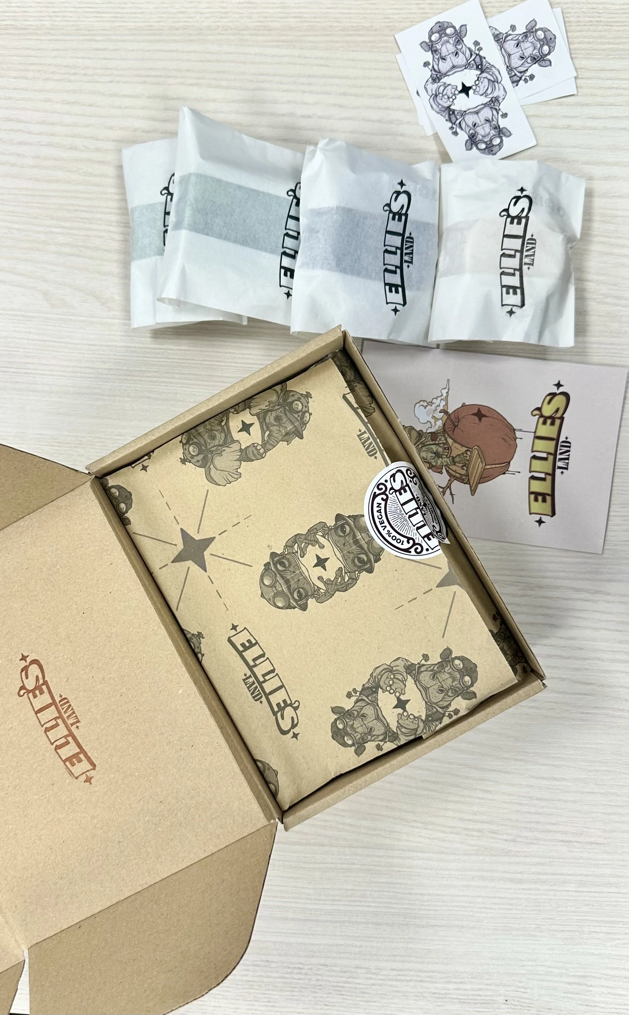 Caja de embalaje con accesorios y pegatinas relacionadas con la marca Ellie's Land