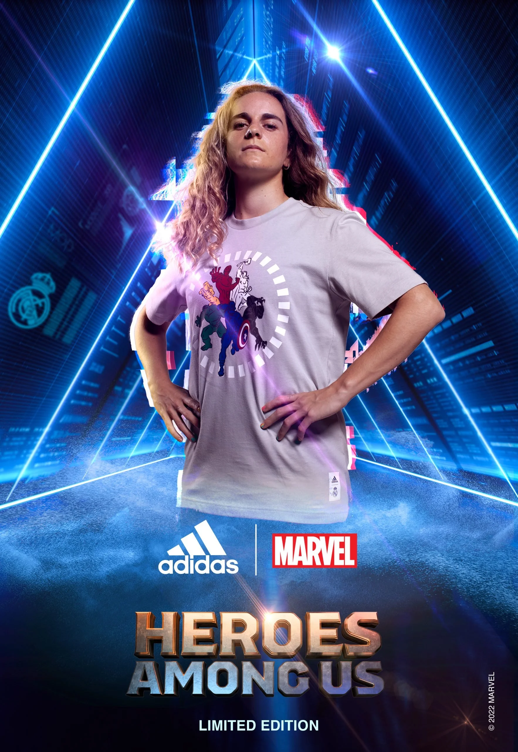 Imagen de un póster promocional con una joven vistiendo una camiseta con personajes de Marvel, en un fondo futurista con luces de neón y gráficos tecnológicos, y logotipos de Adidas y Marvel, anunciando la edición limitada del juego Heroes Among Us.