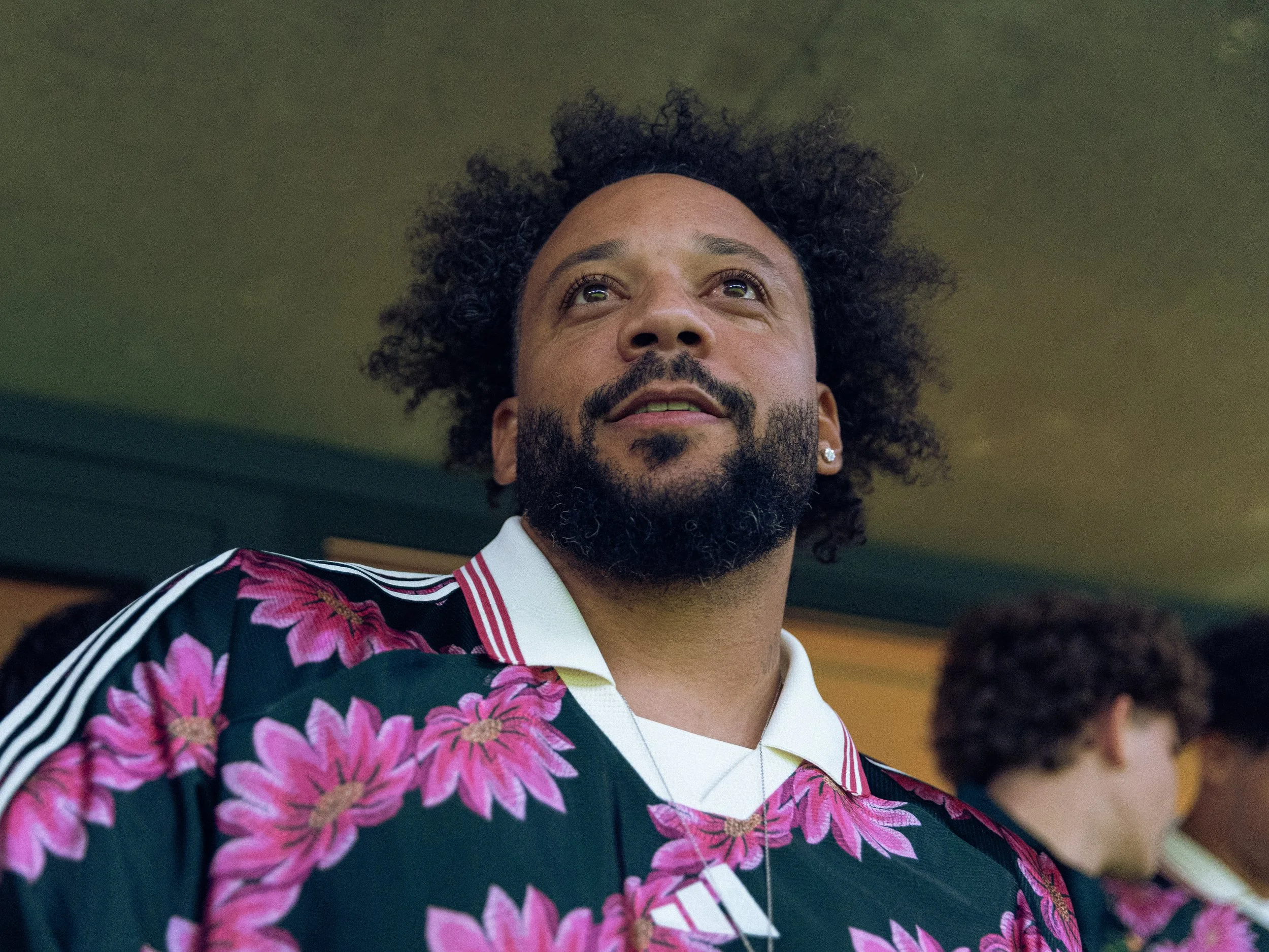 Retrato de un invitado con camiseta floral de FARM Rio y Real Madrid