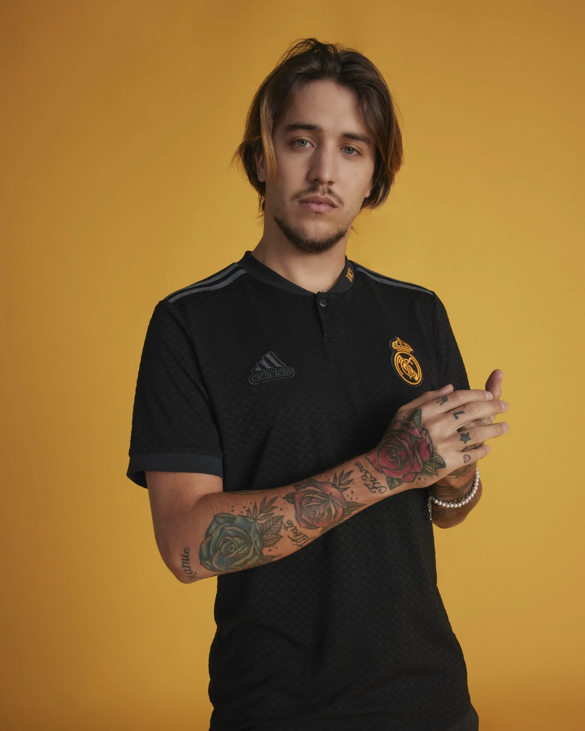 Joven con pelo castaño y barba, con tatuajes en el brazo, campaña LFSTLR adidas Real Madrid