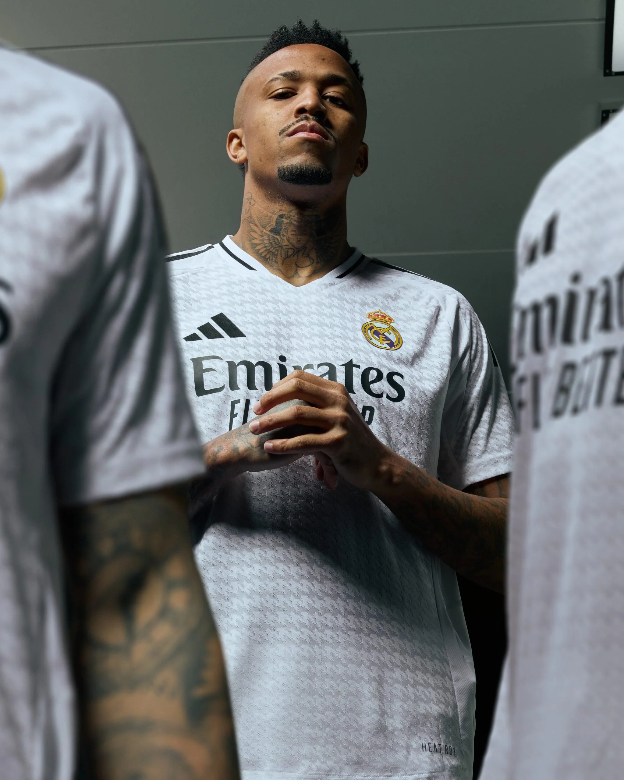 Jugador del Real Madrid vestido con uniforme adidas Home