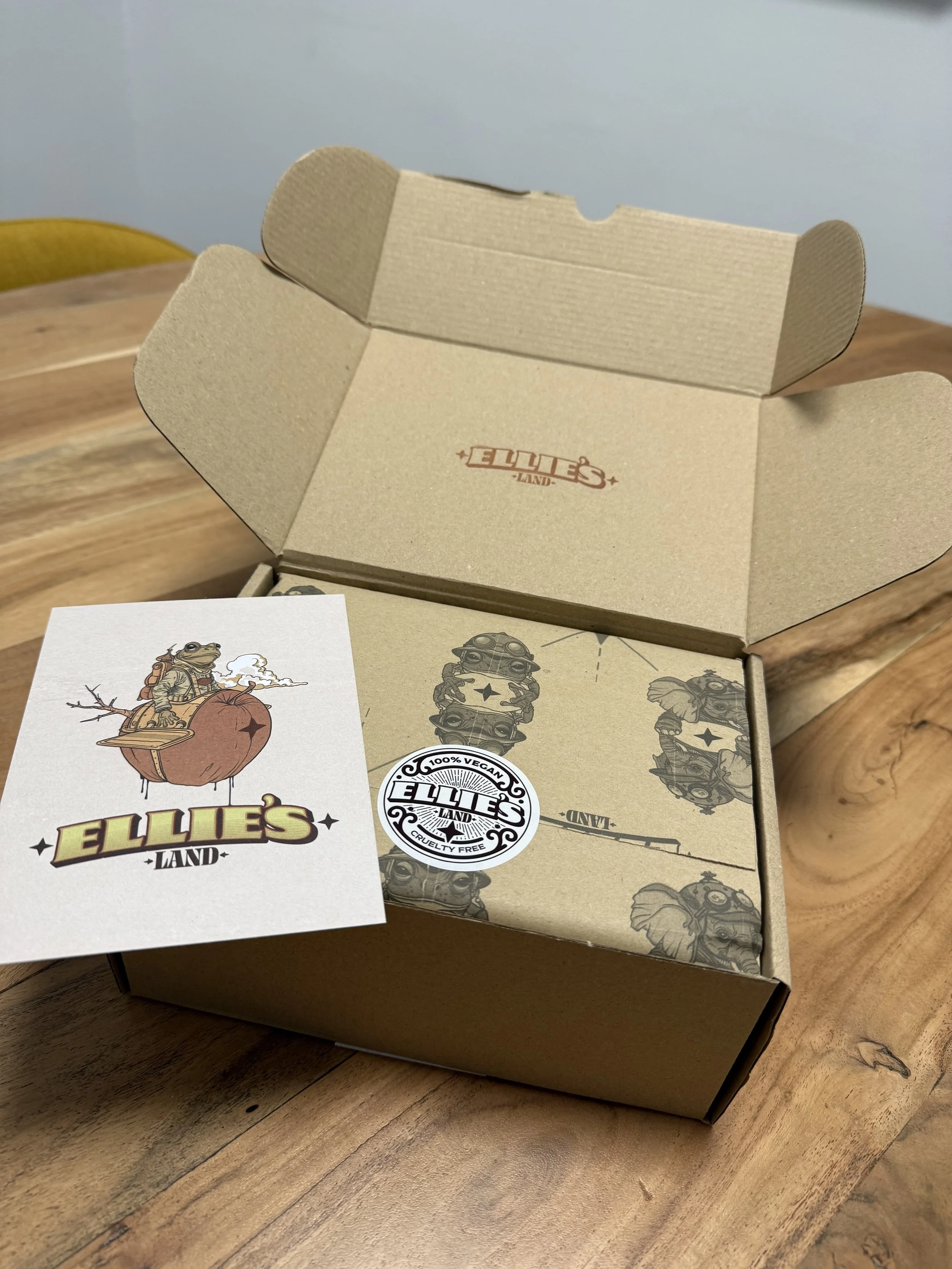 Caja de cartón con el logotipo de Elle's Land y una etiqueta que dice 100% vegano y libre de crueldad para Ellie's Land