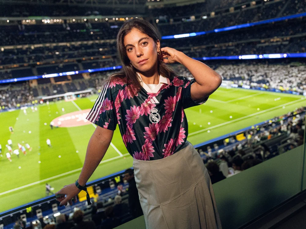 Invitada con camiseta estampada de FARM Rio en el palco